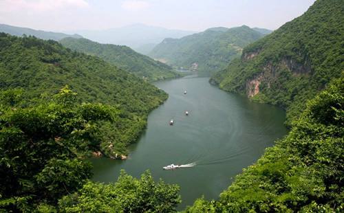 南河,南源于神农架阳日湾的粉清河,北源于武当山的马拦河,流经保康县