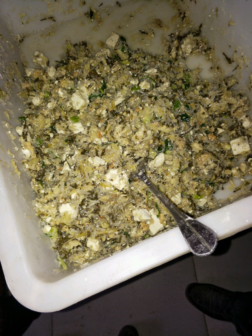 馅子以酸菜为主,佐以豆腐,粉条,油渣等,味道好极了!