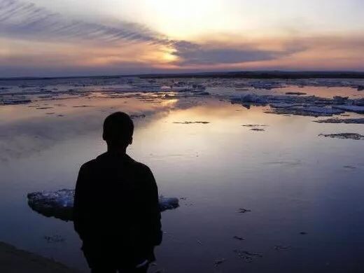 越有故事的人越沉静简单, 越肤浅单薄的人越浮躁不安.