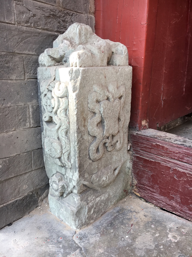 门墩是中国传统民居,特别是四合院的大门底部,起到支撑门框,门轴作用