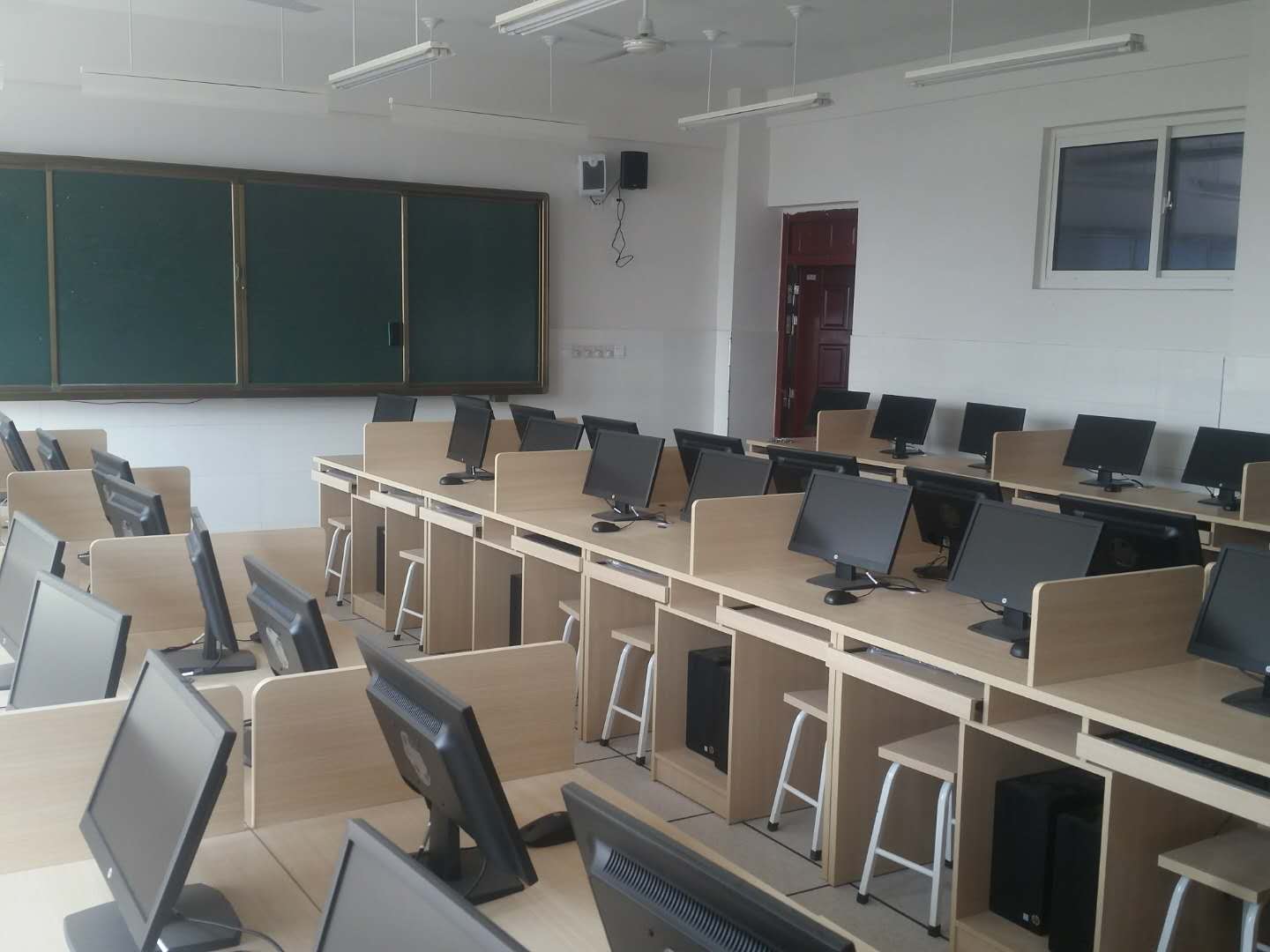 学校的电脑室