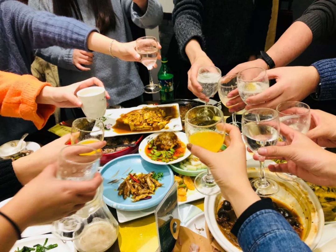 又喝死一个同桌赔了61万春节请吃饭注意了