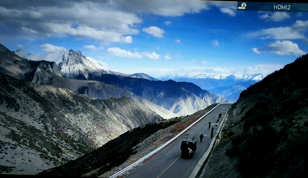 继续着……身怀六甲的次仁曲珍也同样无所畏惧,在朝圣的路上生下孩子