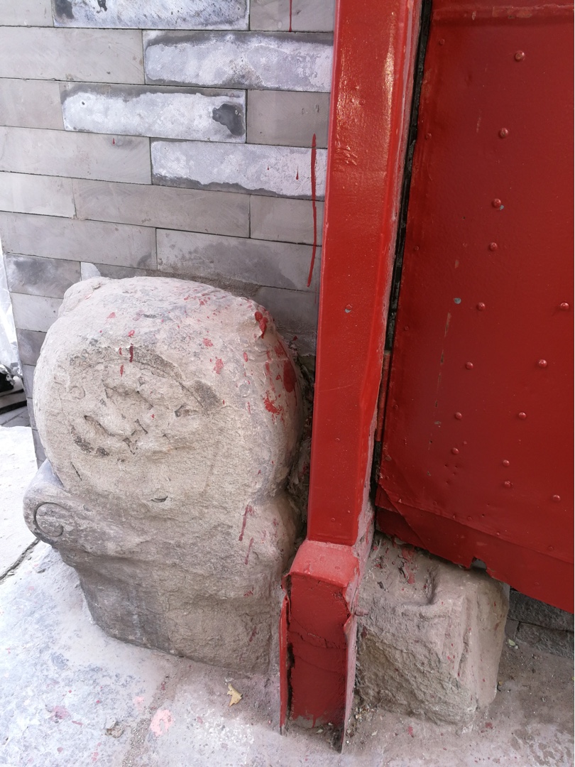 门墩是中国传统民居,特别是四合院的大门底部,起到支撑门框,门轴作用