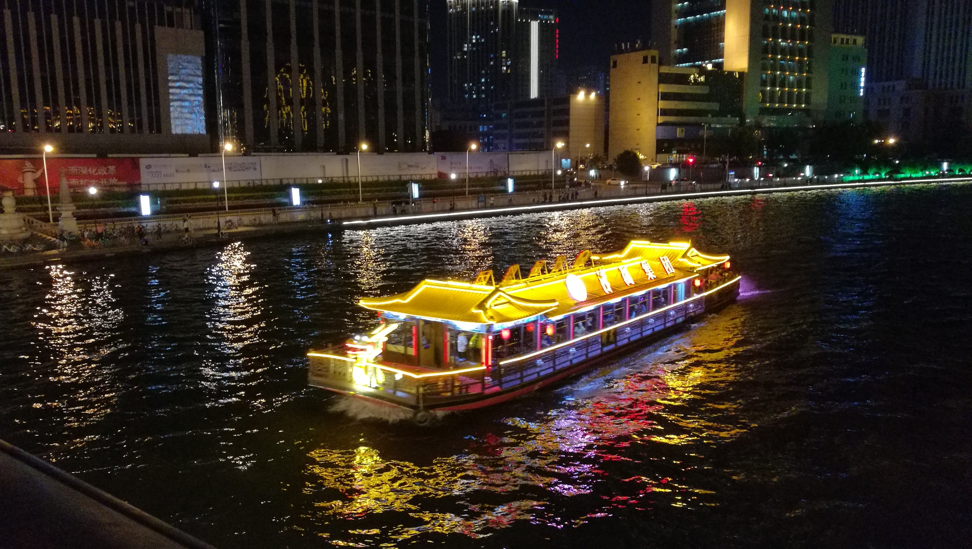 海河之畔天津的夏季夜晚