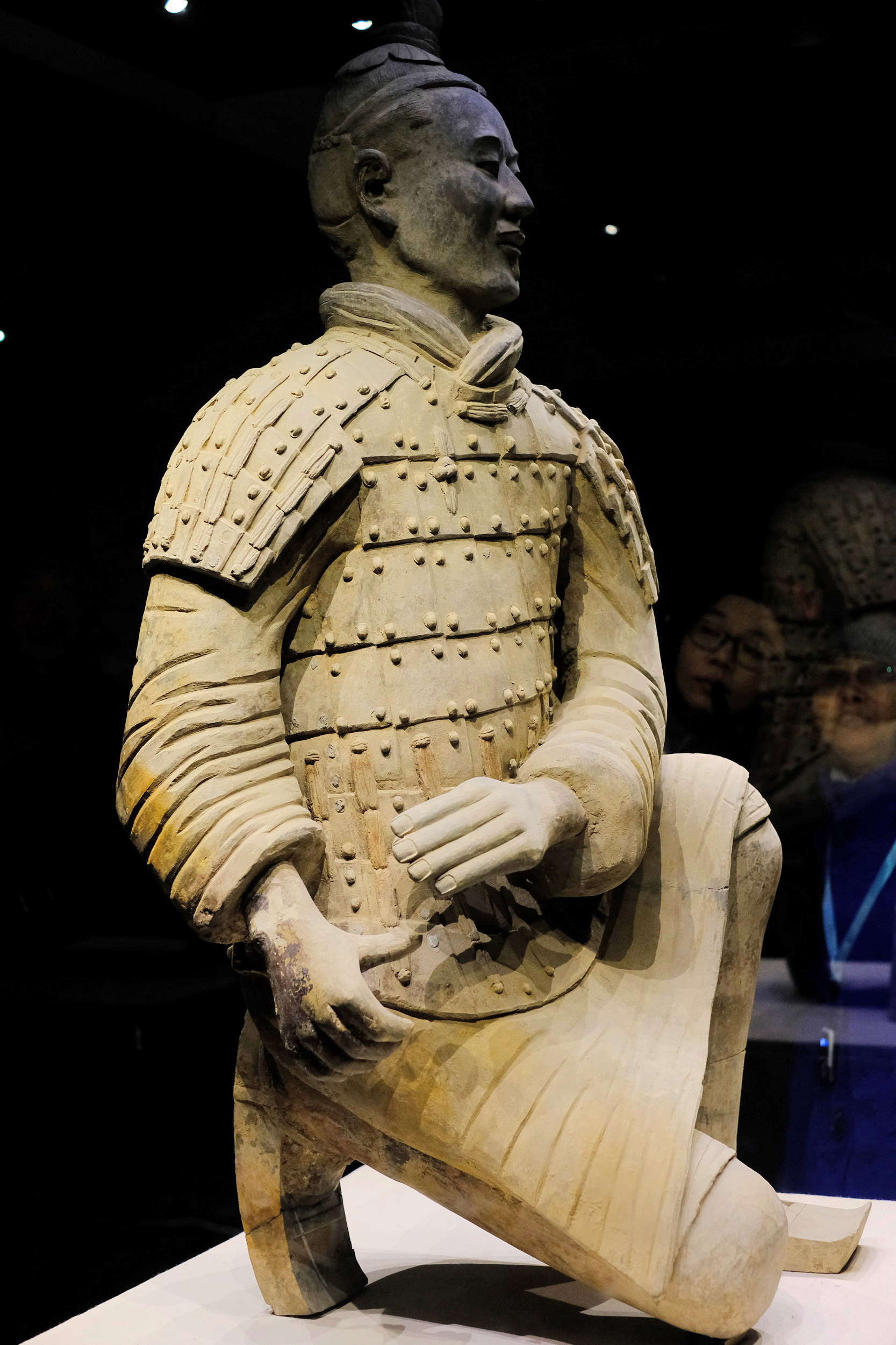 跪射俑,这是考古发掘到目前为止出土兵马俑中最完整的一具,该兵俑造型