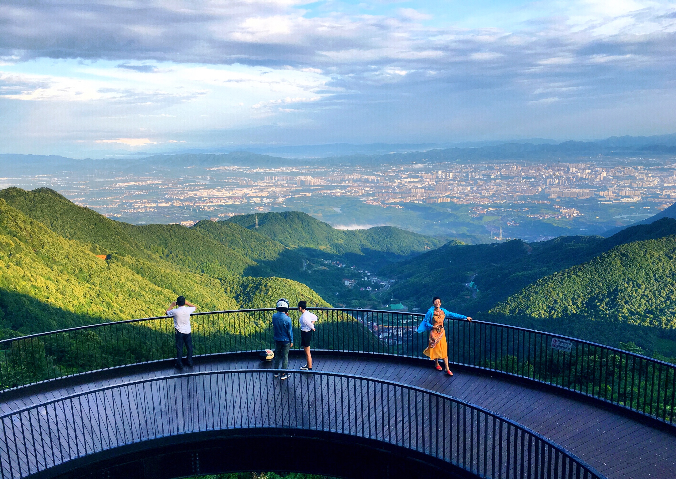 站在观景台上眺望,雨后北山云雾飘绕,与尖锋山,金华城相辉映,醉美金华