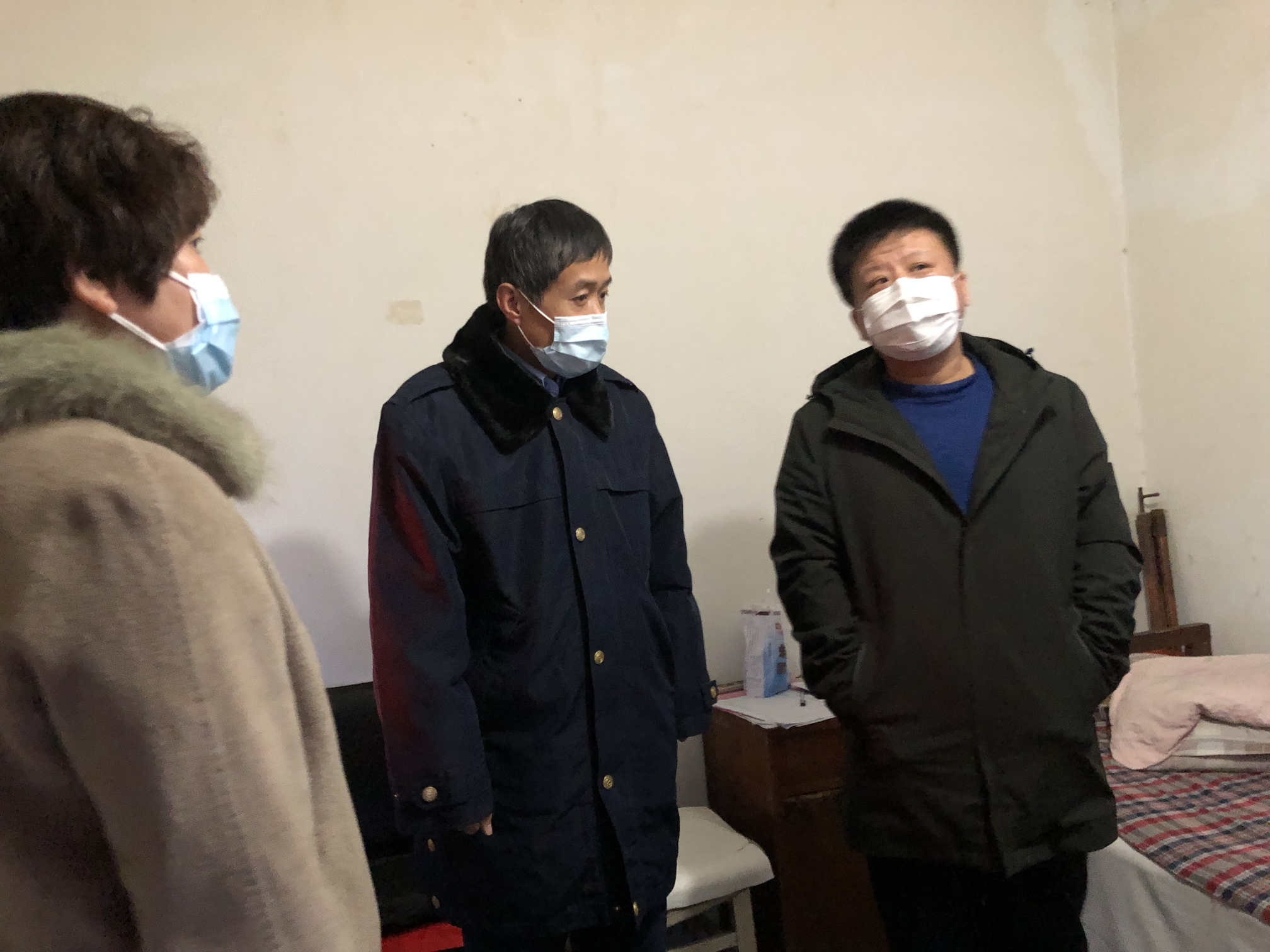 魏局长强调,要充分发挥小区临时党支部的战斗堡垒作用,党员先锋模范