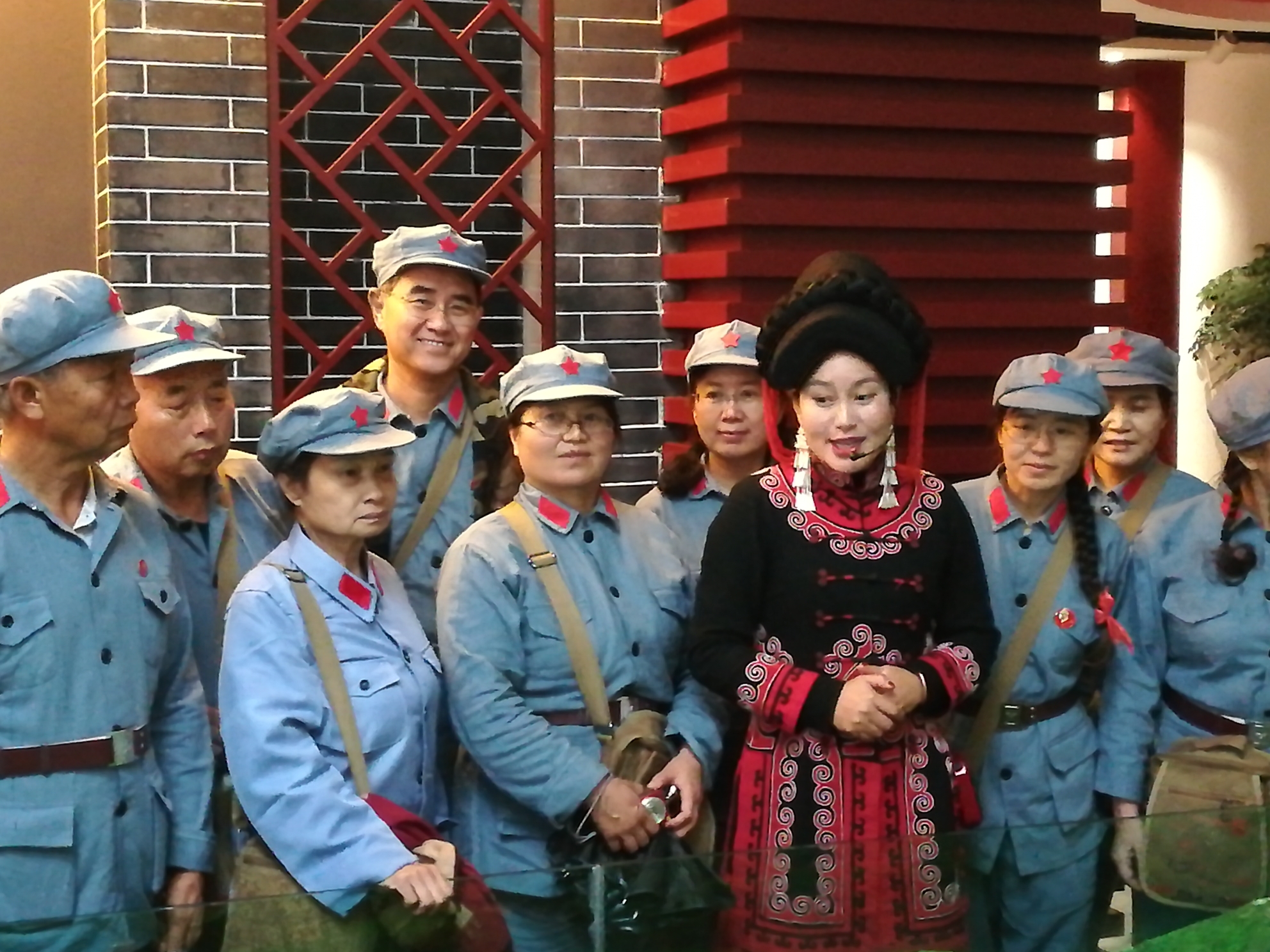 是当年彝海结盟处圈中三块石头彝族汉子彝族姑娘1935年5月,红军通过