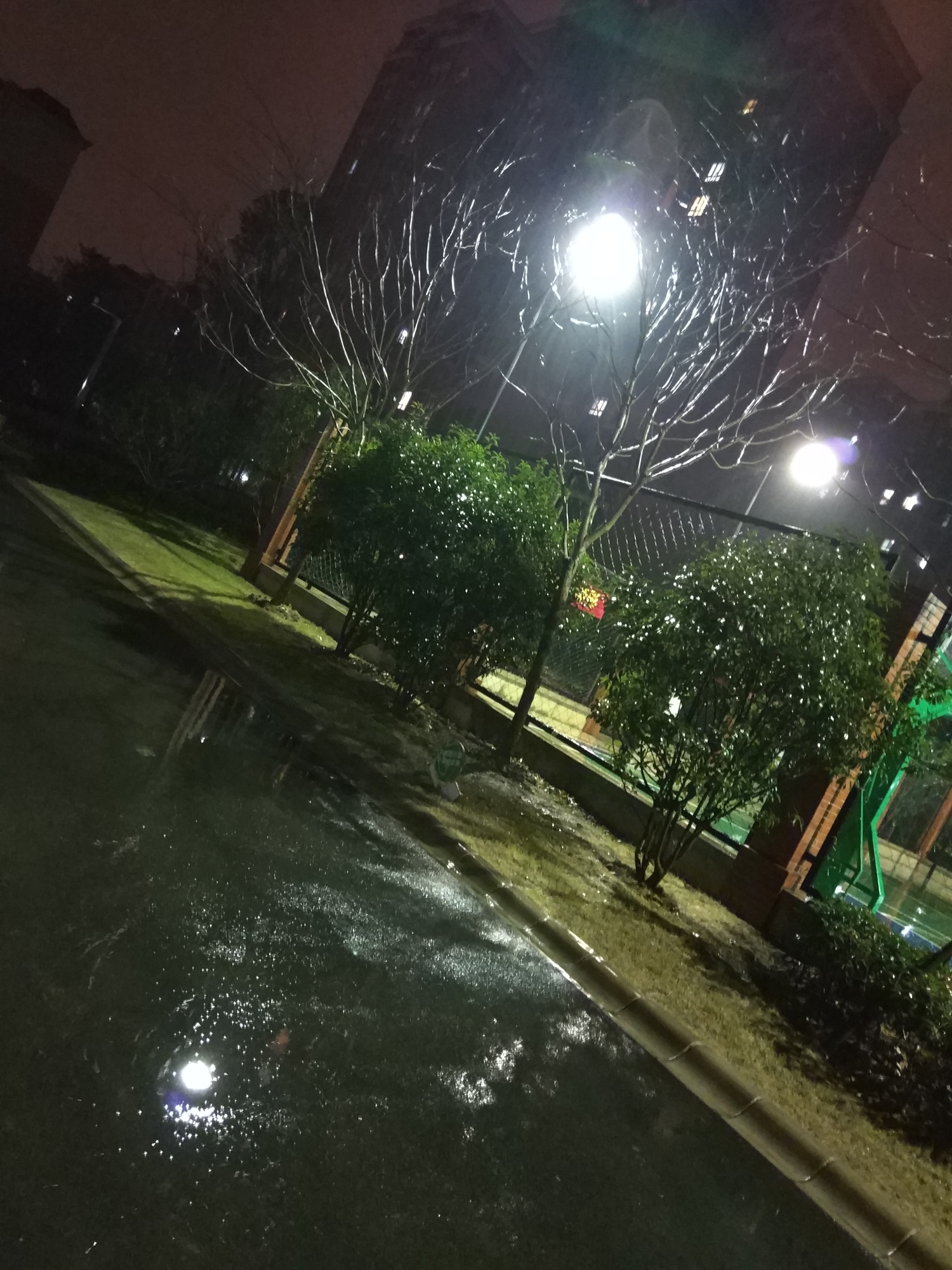 小区雨夜图片图片