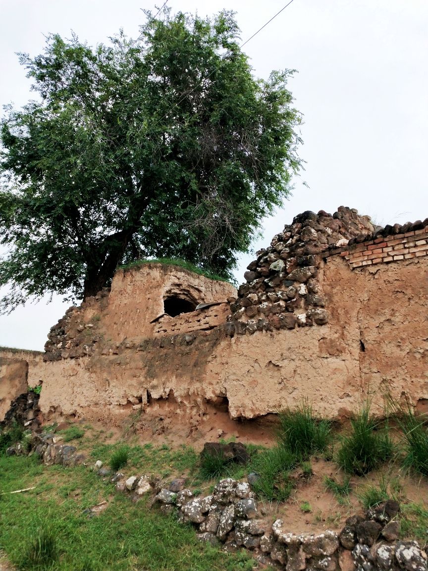 走进废墟中的古村落