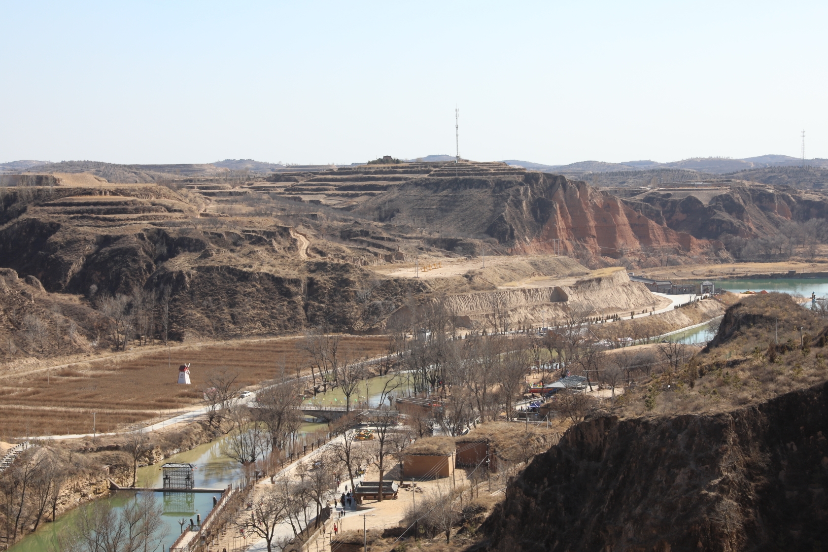 榆阳区古塔镇余兴庄办事处赵家峁村位于榆林市城区东南30公里处,属