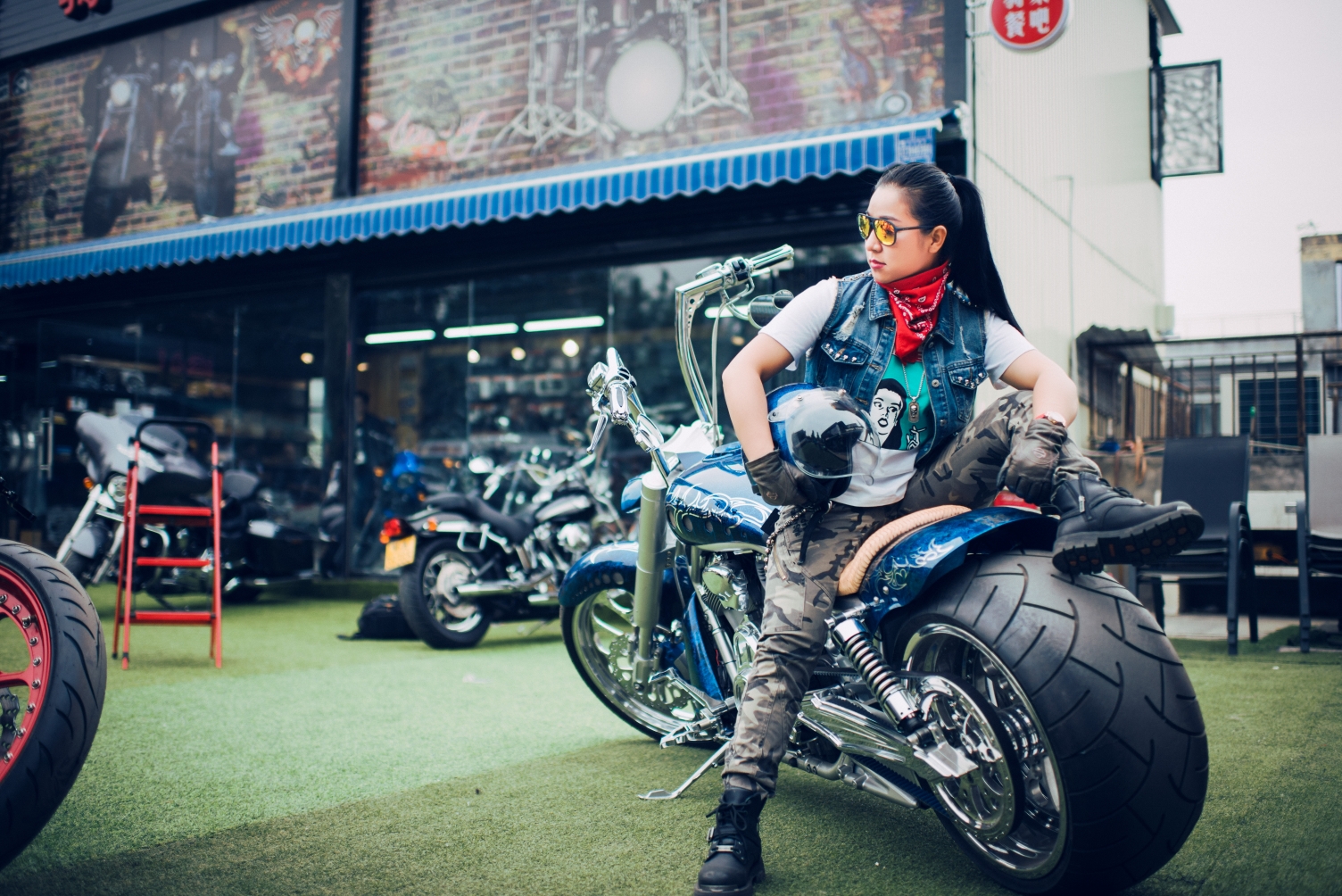 一场意外的飙车比赛,首先到达终点骑手,这个人,骑着哈雷,却是一朵玫瑰