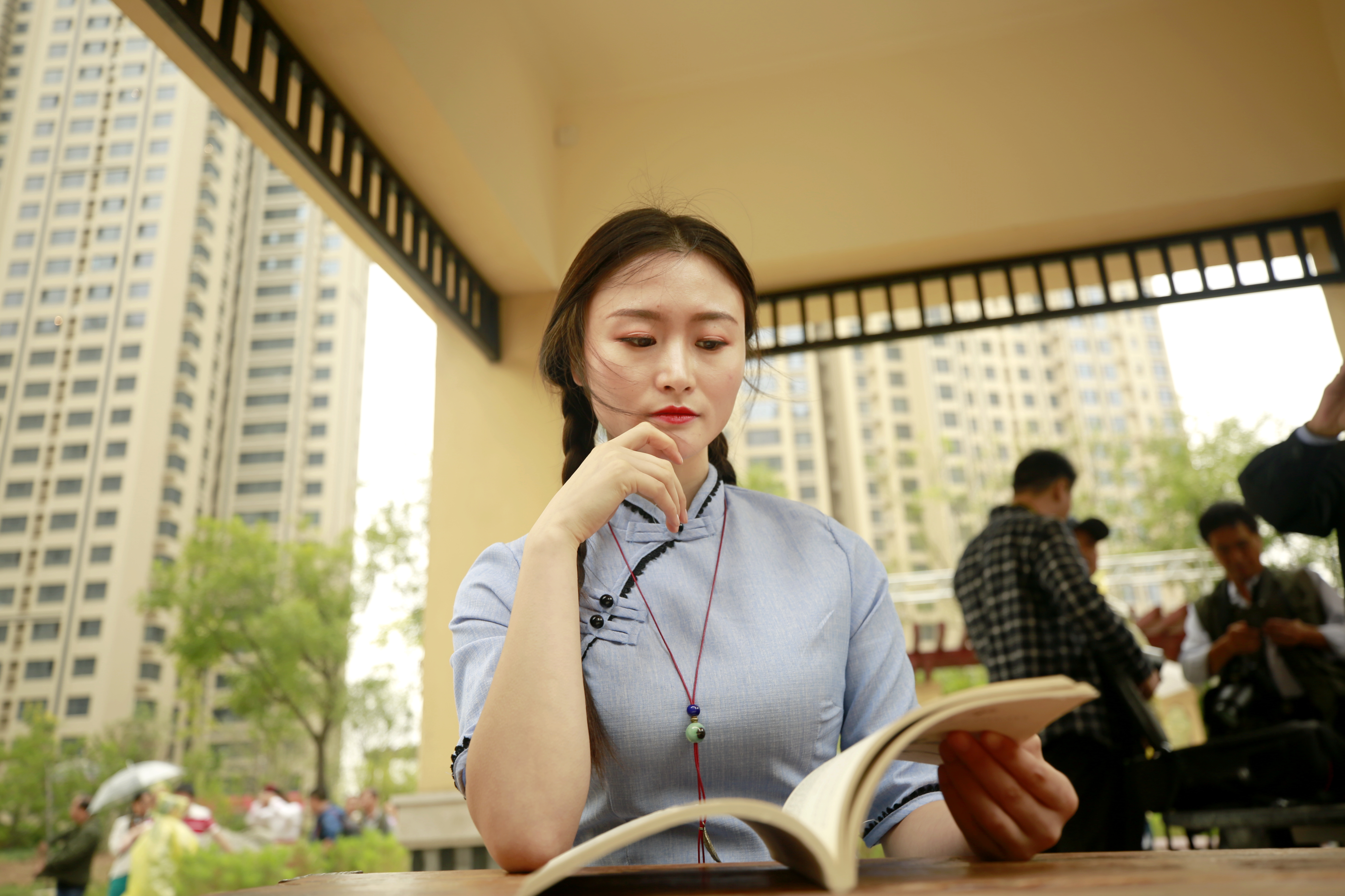 读书的女人是美丽的,把知识写在脸上,把智慧刻在心扉,把温柔酿成美酒