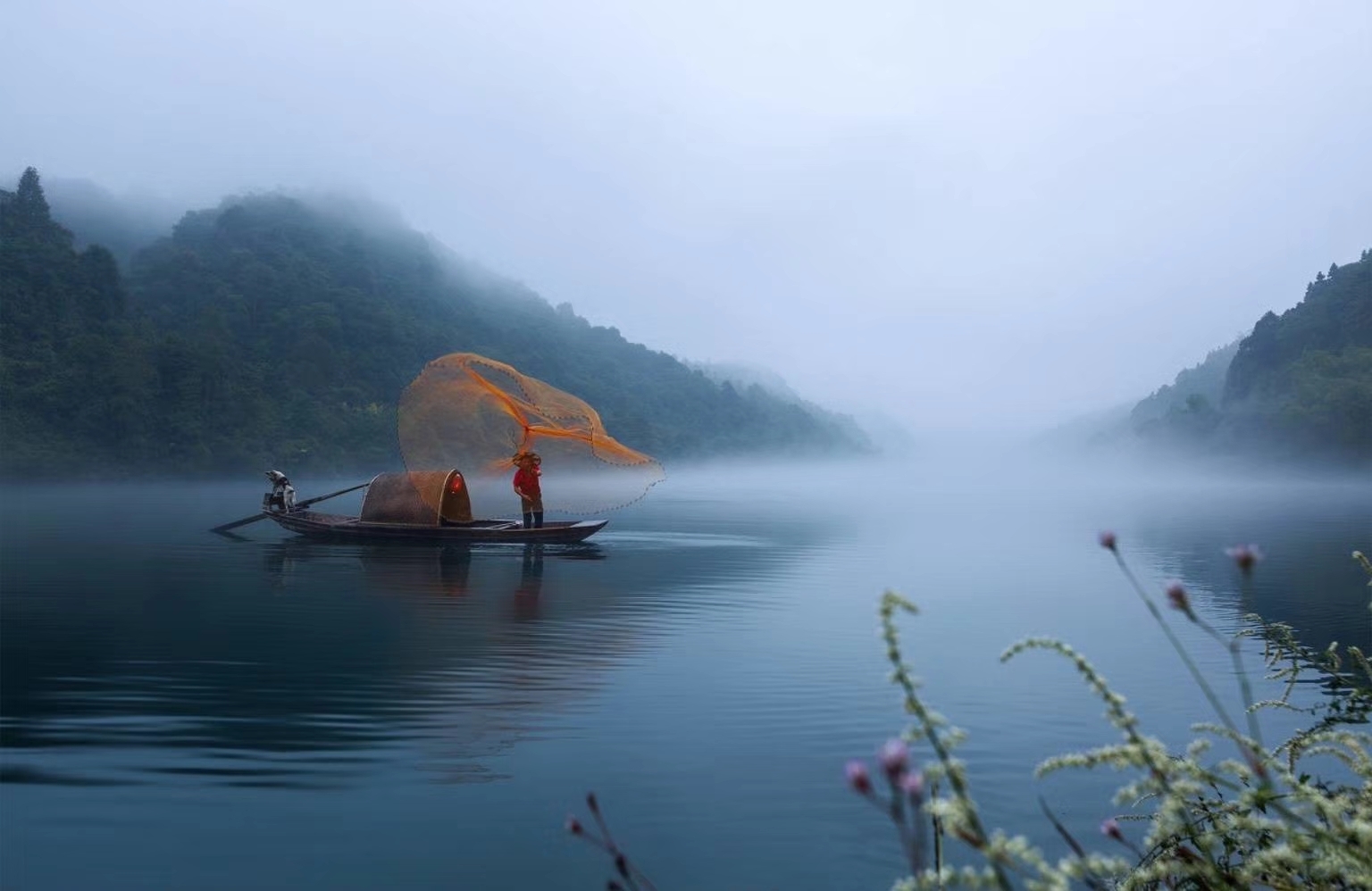 那溪水半掩的青石,沉默著我的初戀