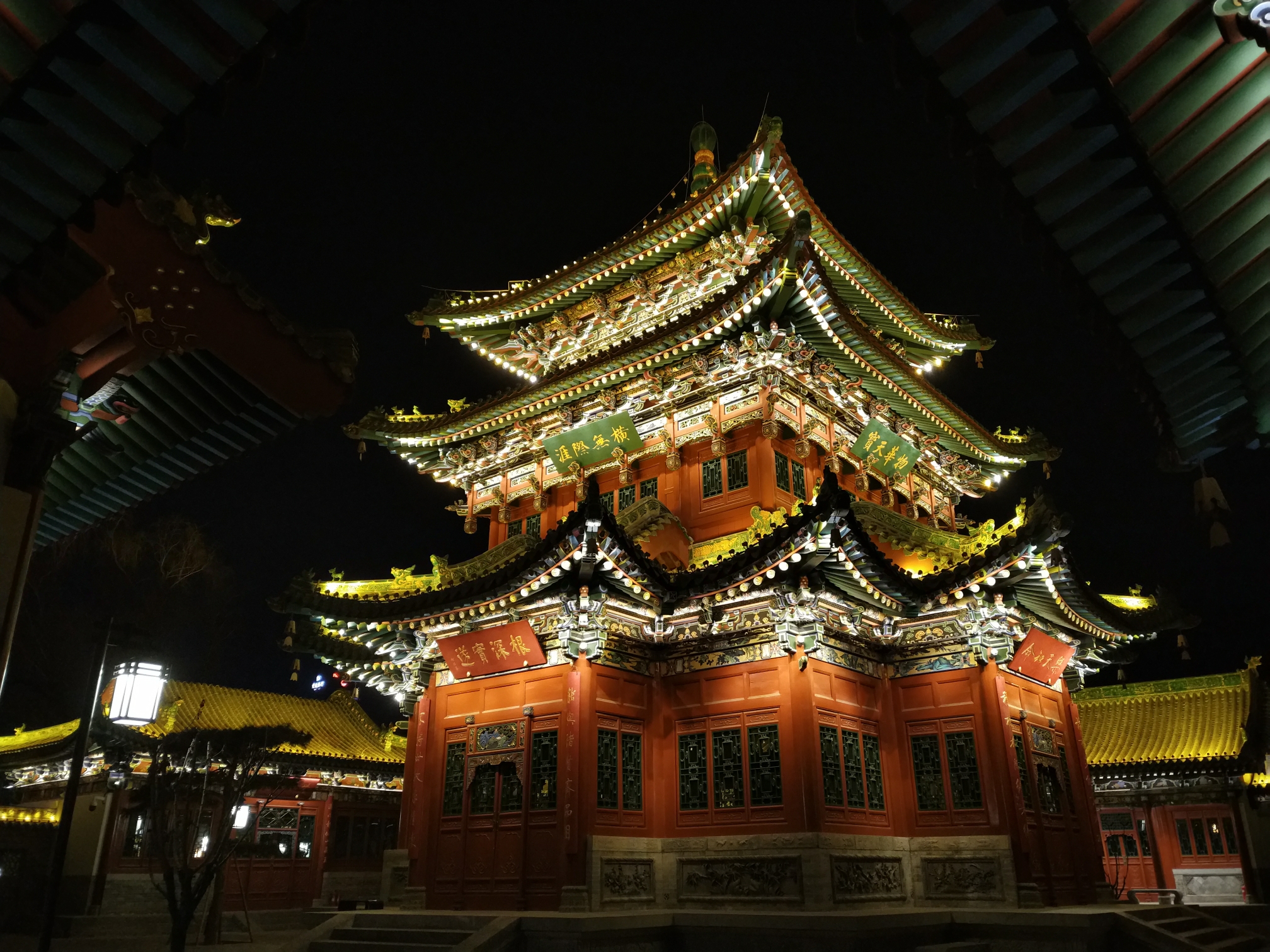 夜幕下的太原迎泽公园古建筑