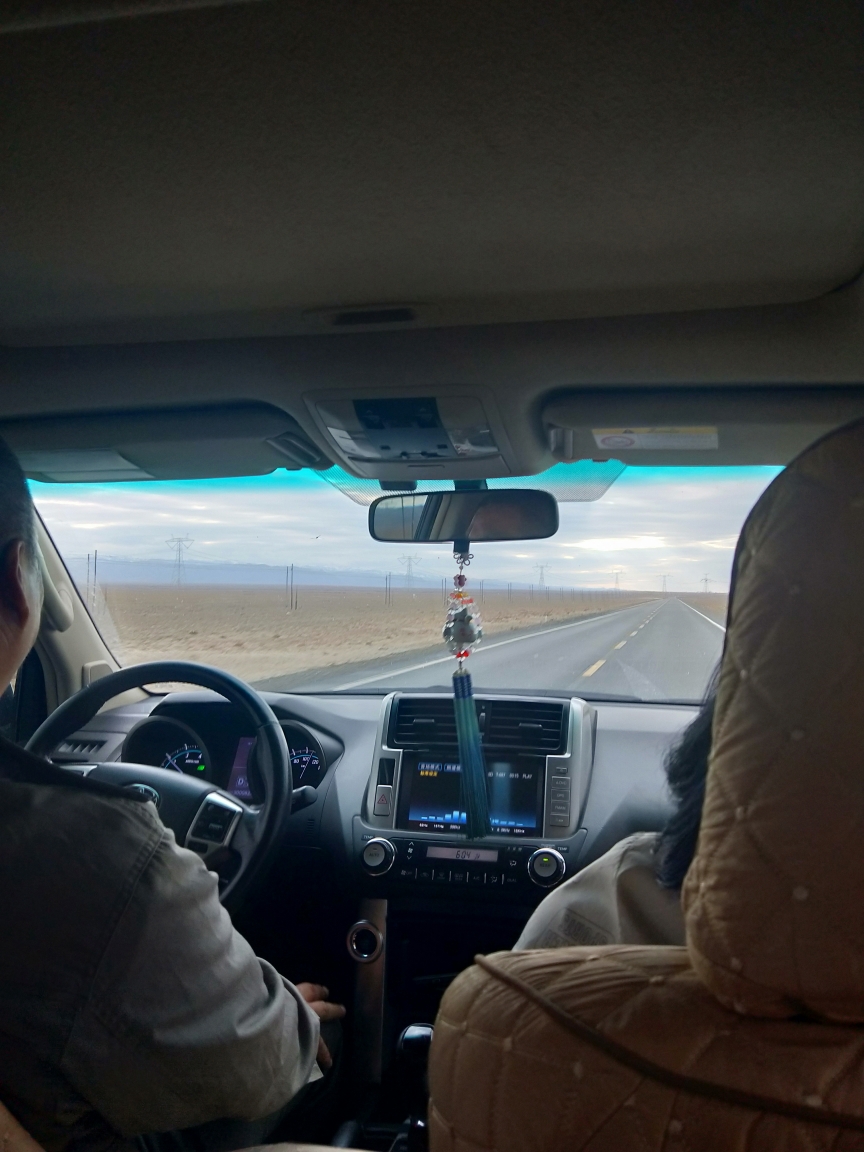 在路上,雷哥开车.回忆起这么多年,一起去过不少地方了!