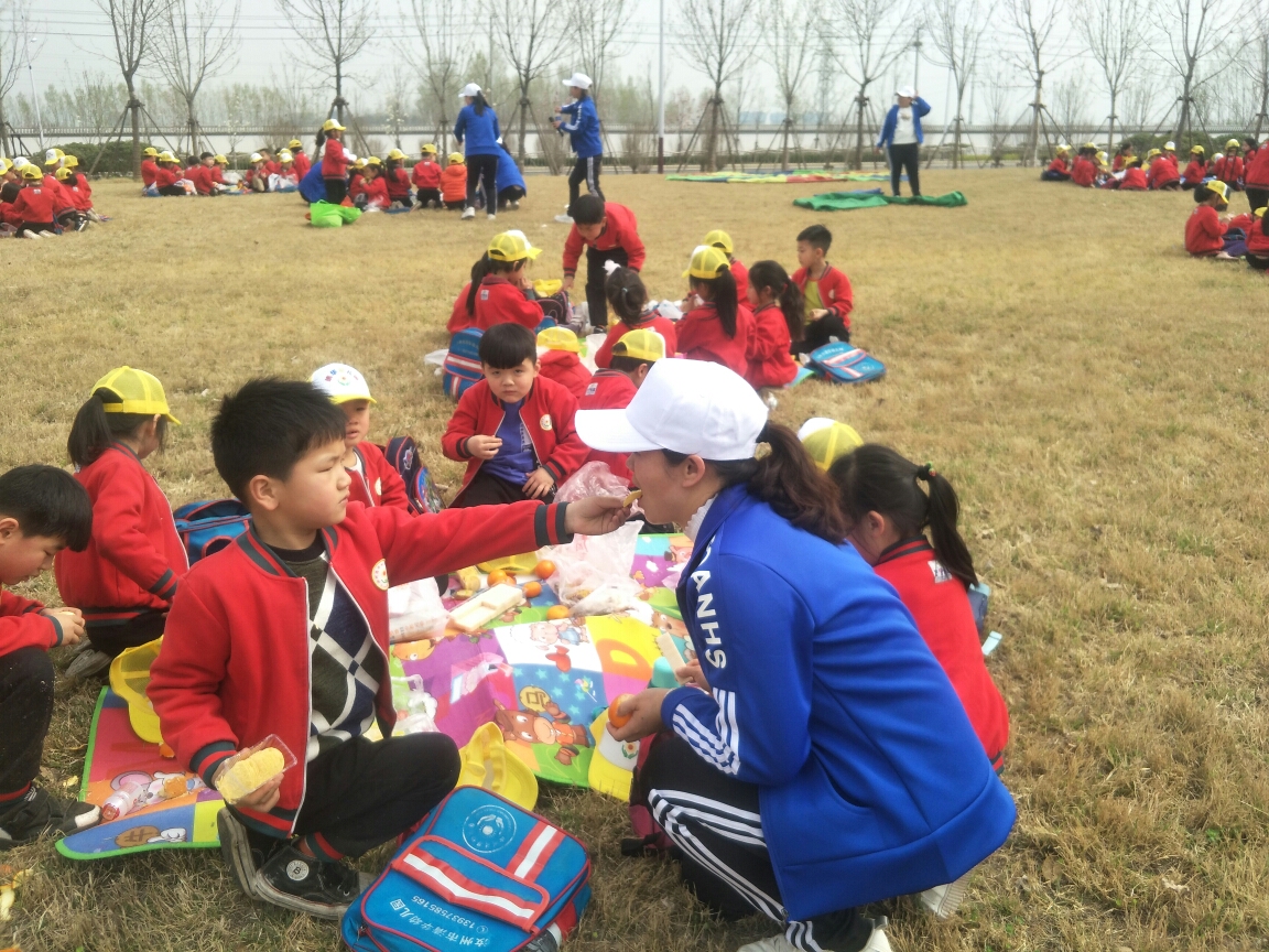 这也可以套圈?哈哈!感谢我们亲爱的老师想到的好法子,太有趣了!