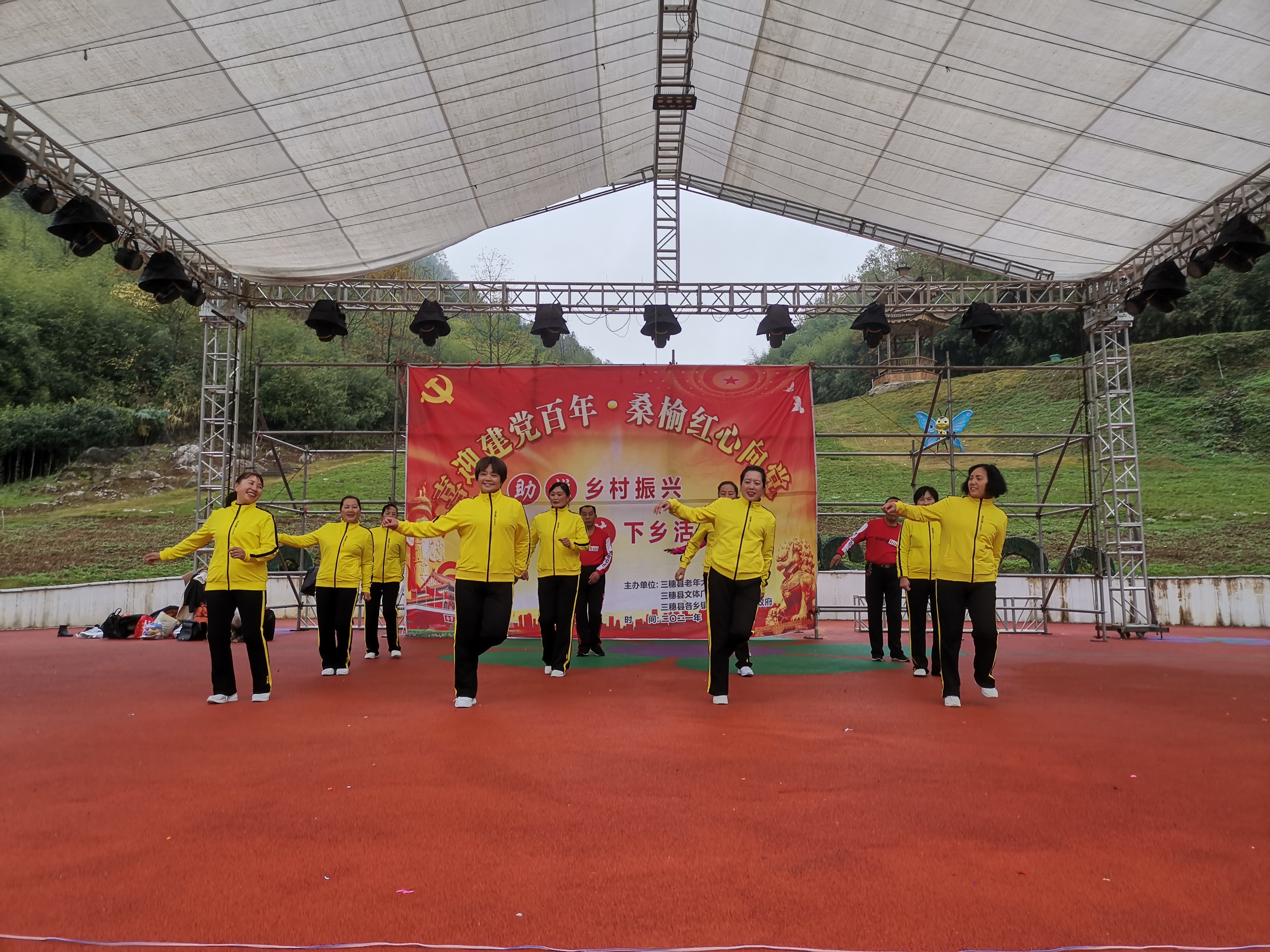 2021年11月23日,天空灰蒙蒙的,还不时下着小雨,但挡不住三穗县