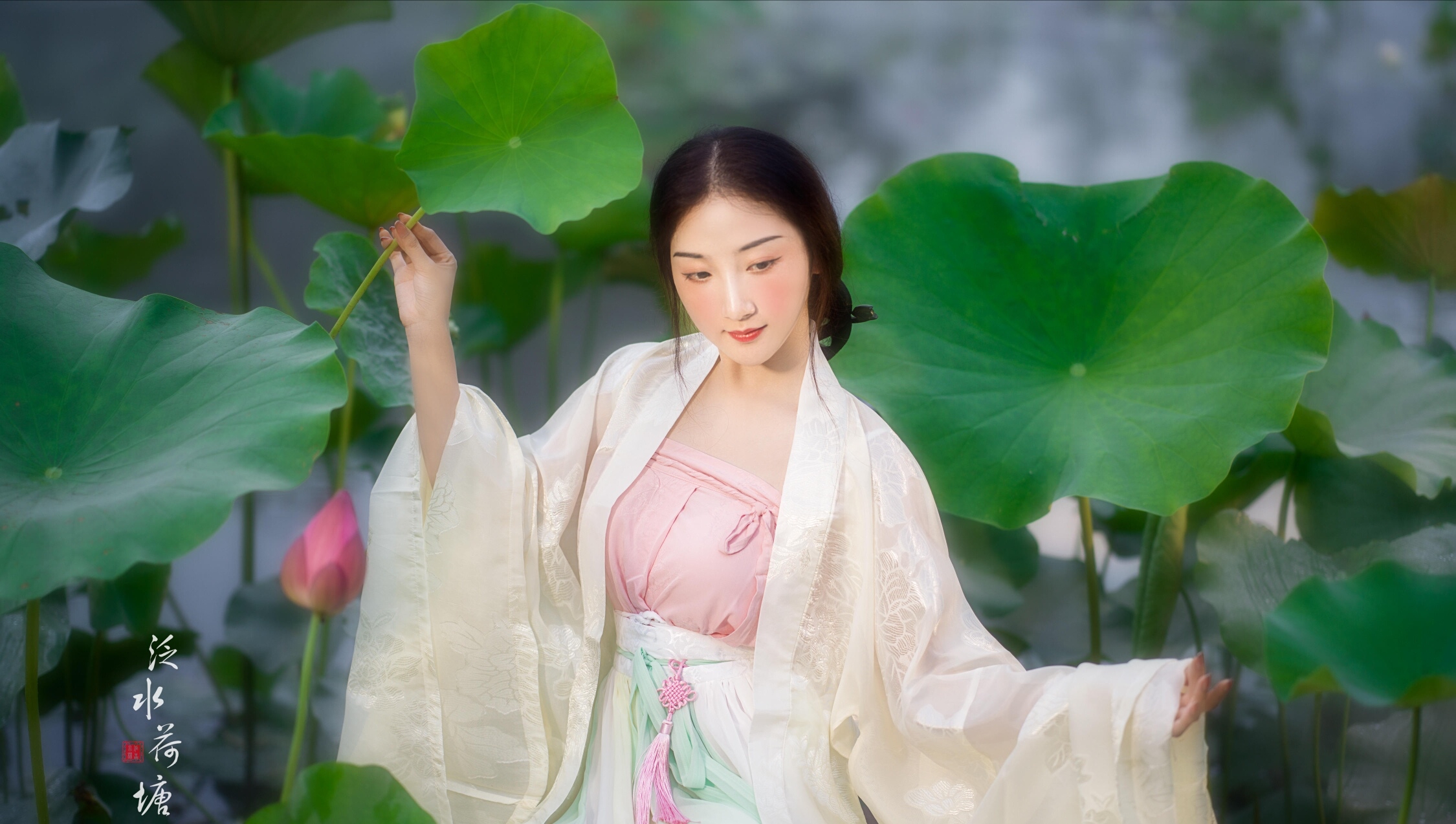 红粉佳人浣美珠 碧波涟,韵紫烟 空蒙和晚唱 夕阳西下水云天 引天歌,入