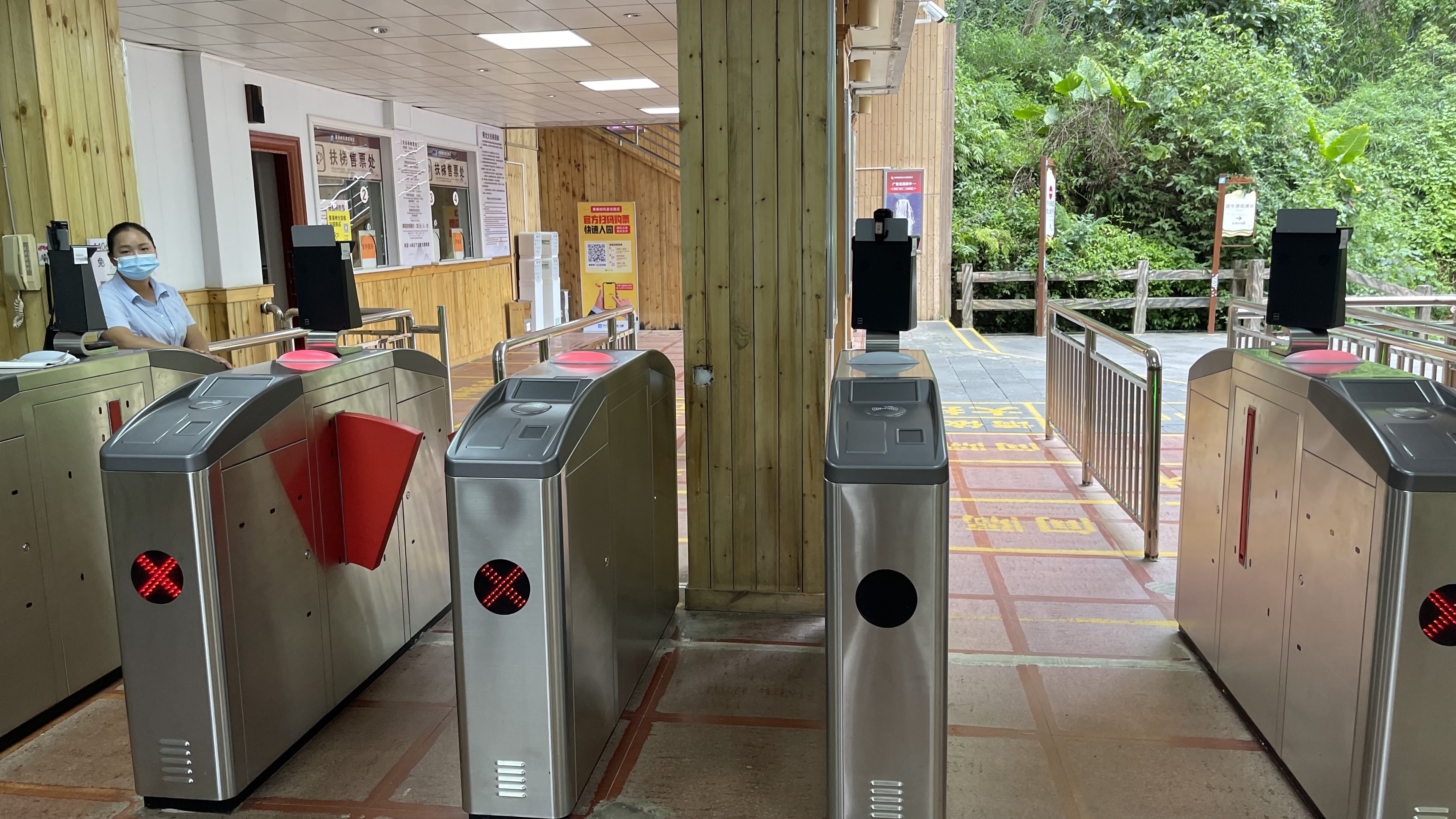 下一站陡坡塘,也是黄果树景区的第三个景点,西游记片尾的取景