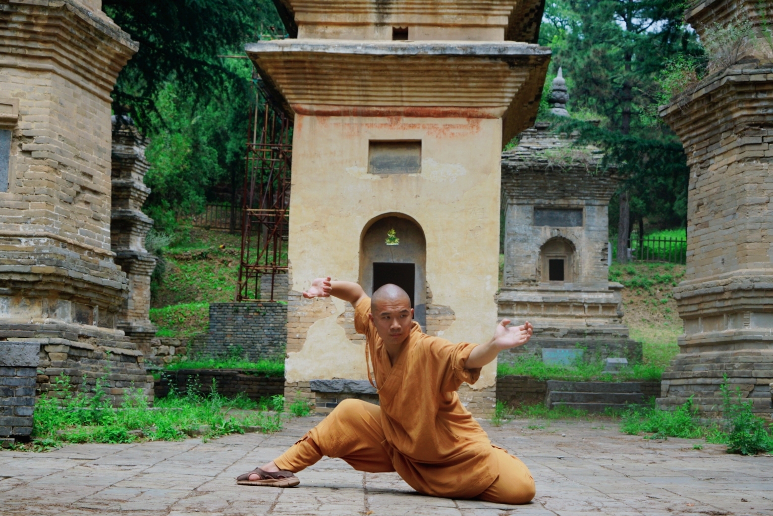 延波每天带着徒弟出门习武小石头在两岁多父母就将他送到少林寺开始习