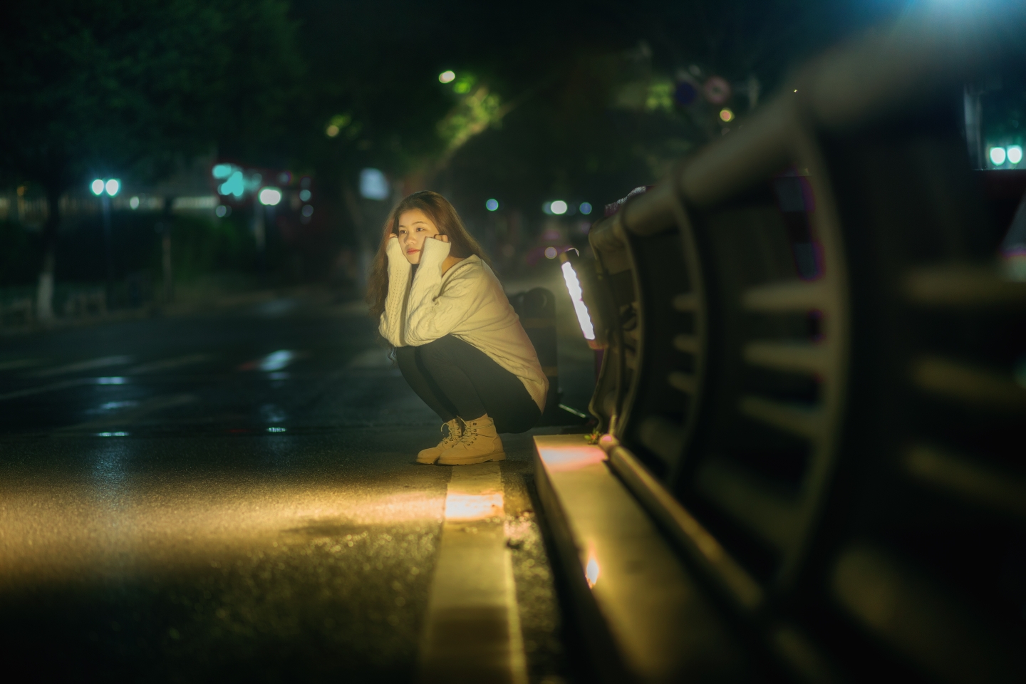 就好像那句:"思念那种痛,会蛰伏在每一个寂寞的夜里,它会趁人不备,跑