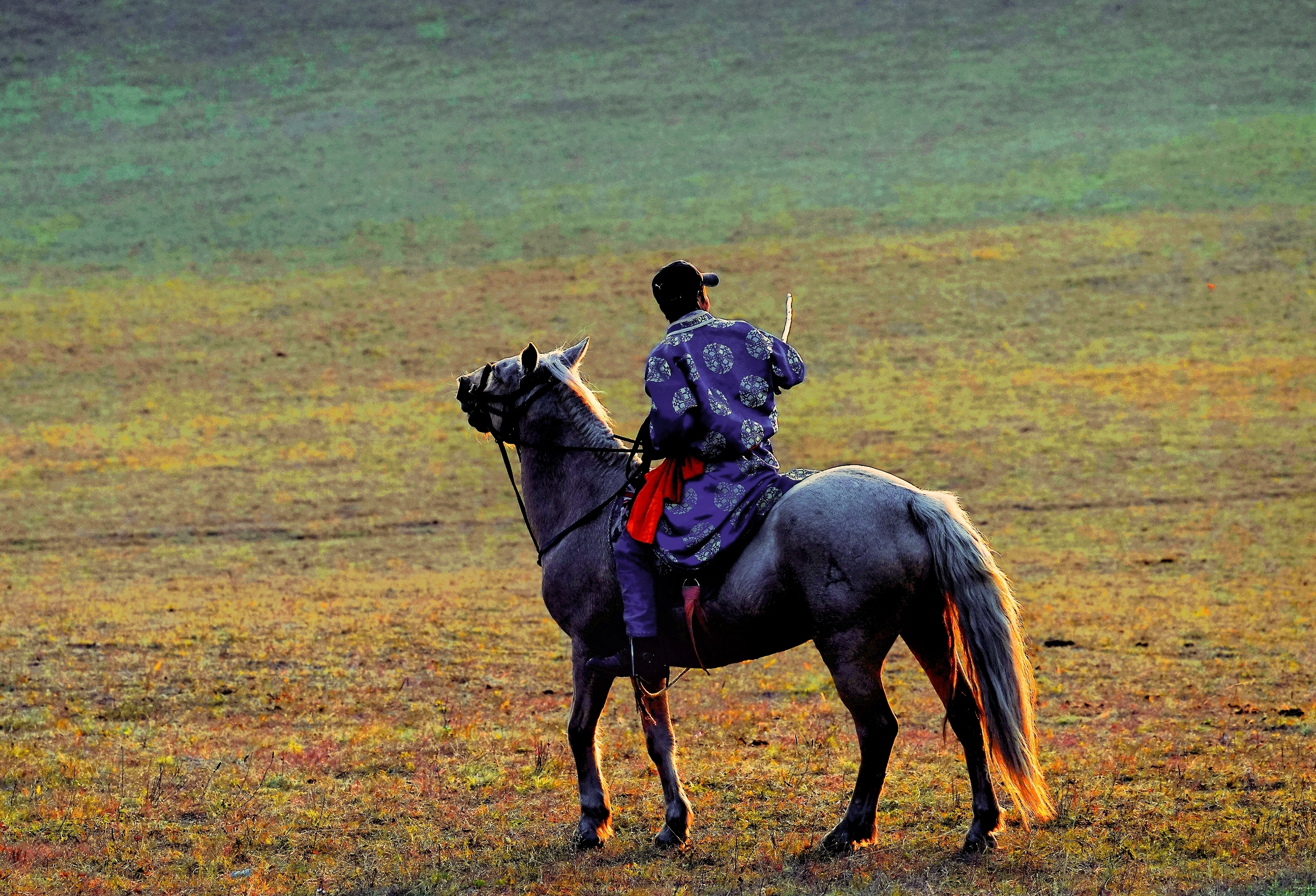 平滑如缎的平流雾在朝霞的晖映下,或蓝或黄或橙,与山峦,草原,秋木组成