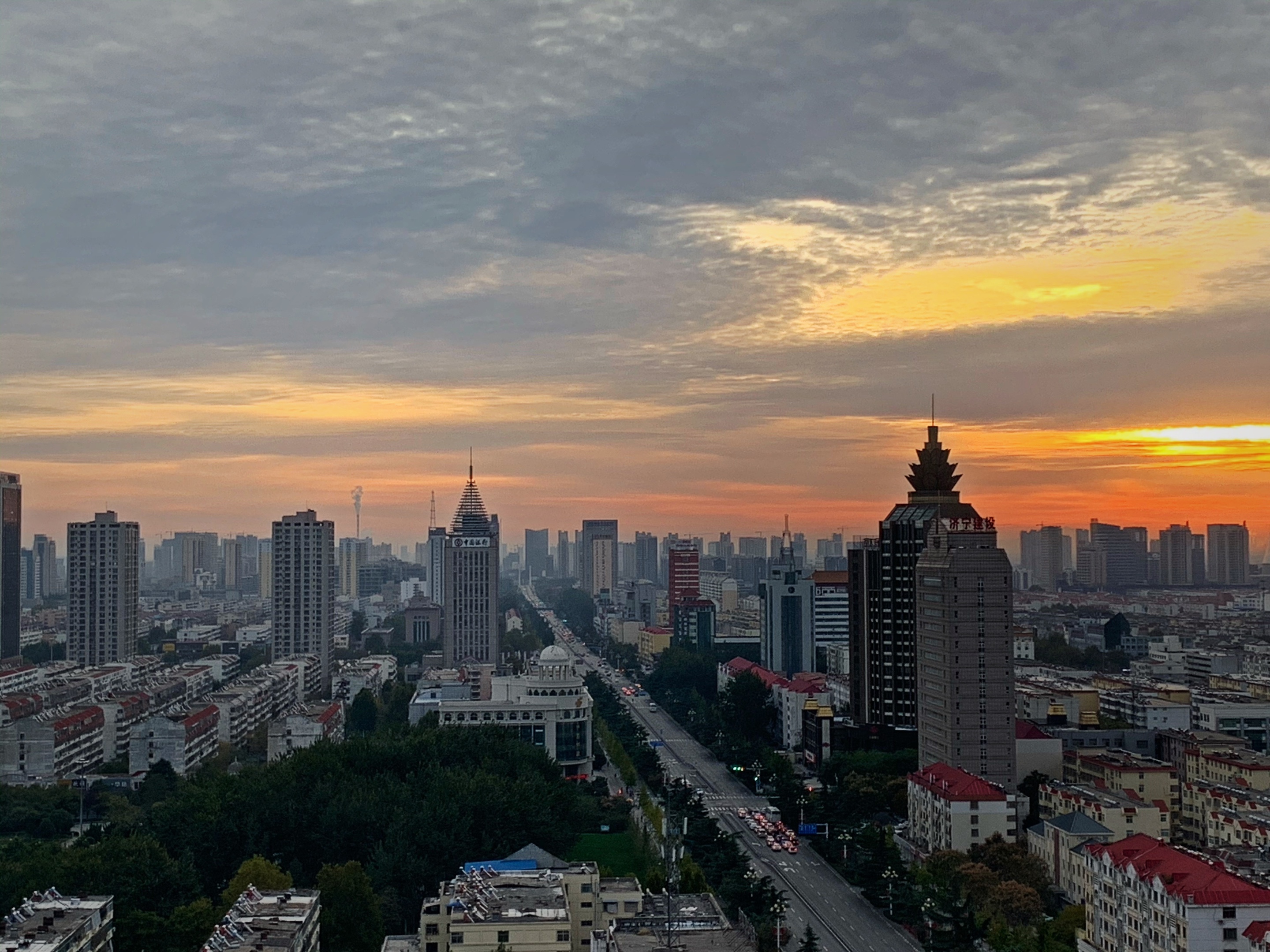 晨曦中的济宁洸河路(手机摄影)