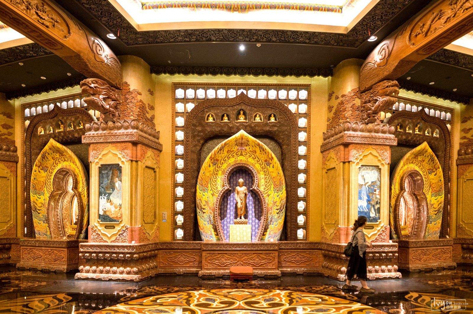 2019年10月17日,我陪夫人游览了南京夫子庙和牛首山佛顶宫.