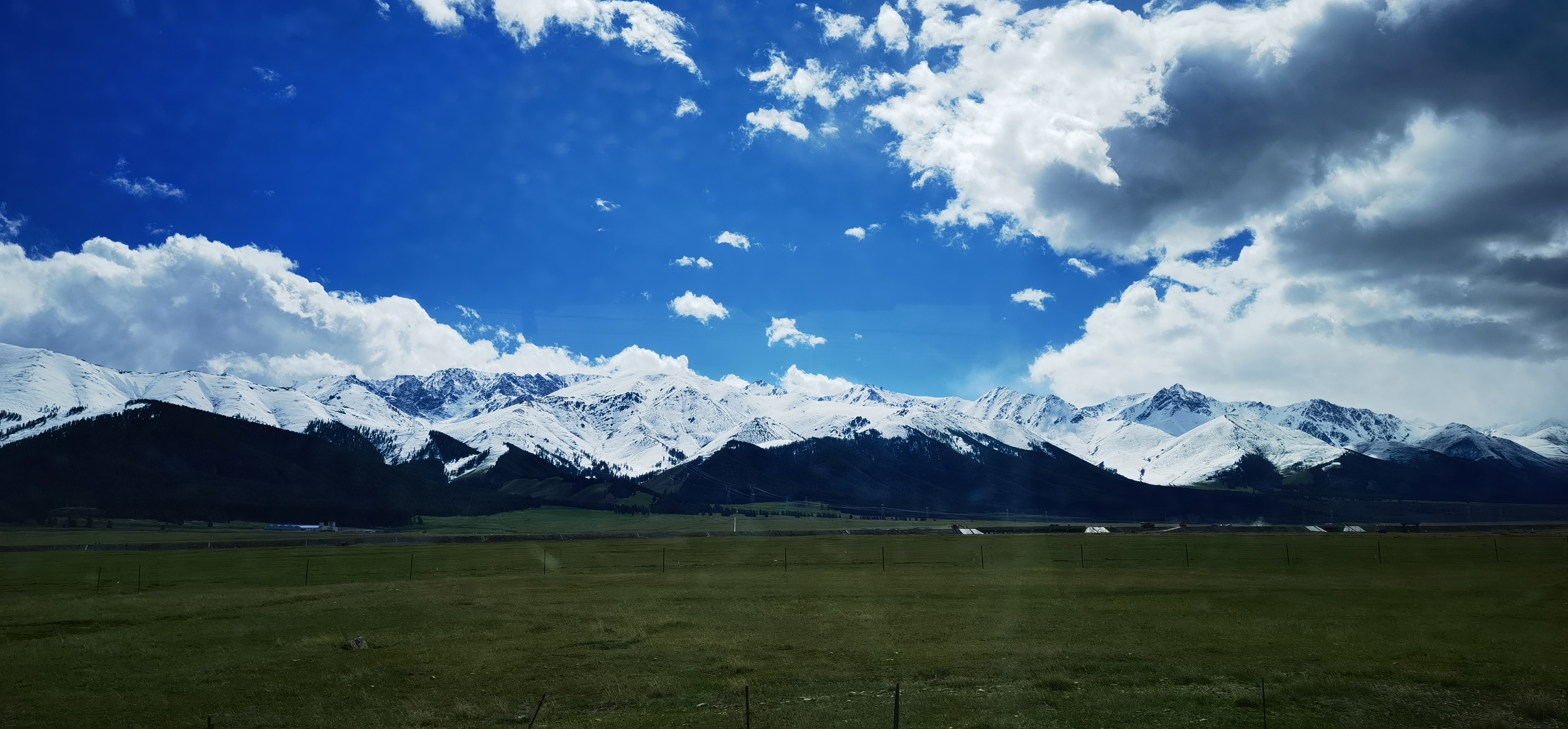 蓝天白云下的雪山,草原