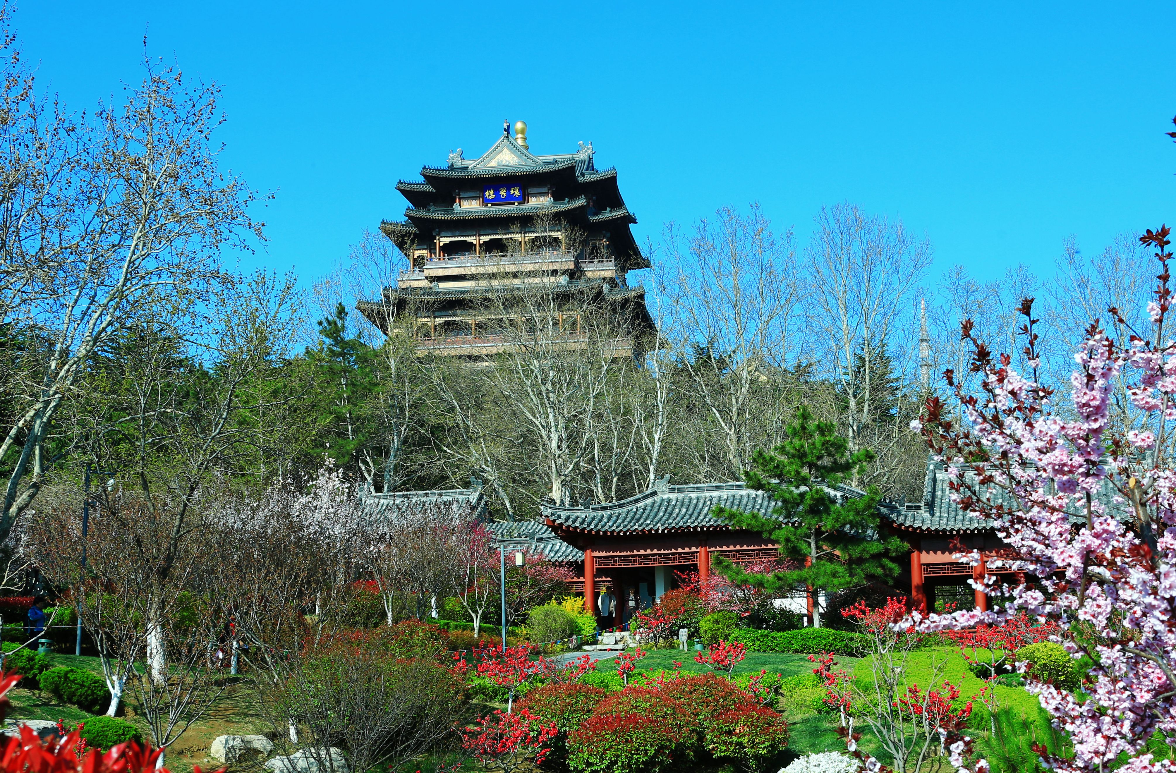 環翠樓公園位於威海市區中心地帶,是威海市區主要的園林風景區