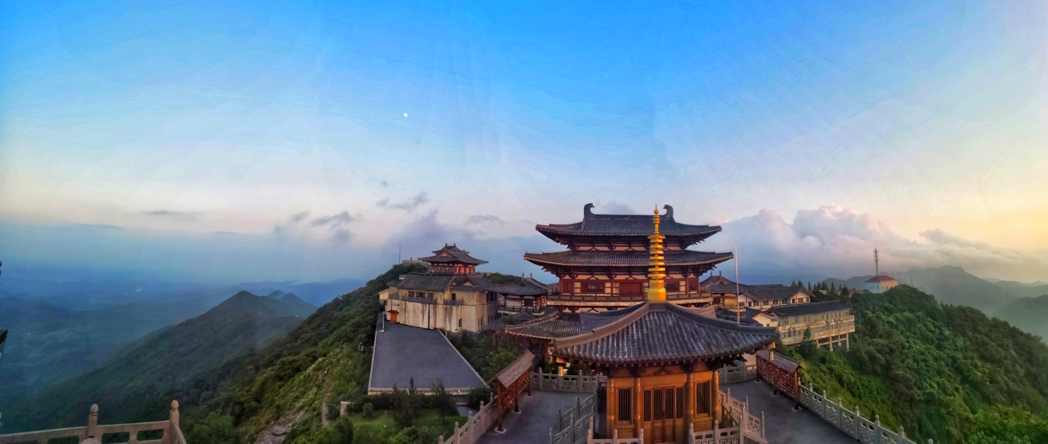 夕阳下的大洪山金顶