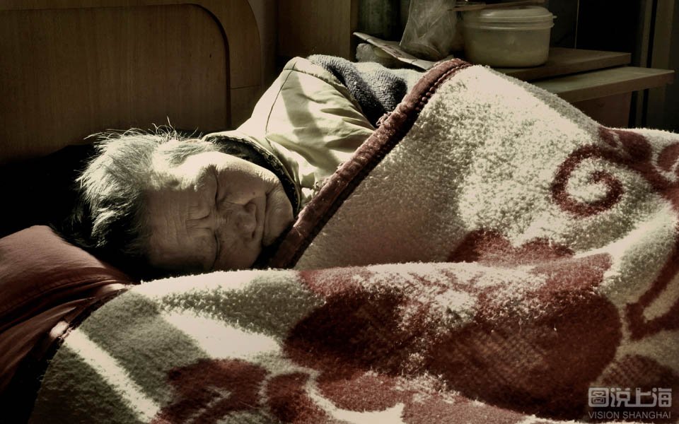 "老吾老以及人之老",善待身边的老人,公交地铁上,起身给老人让个座