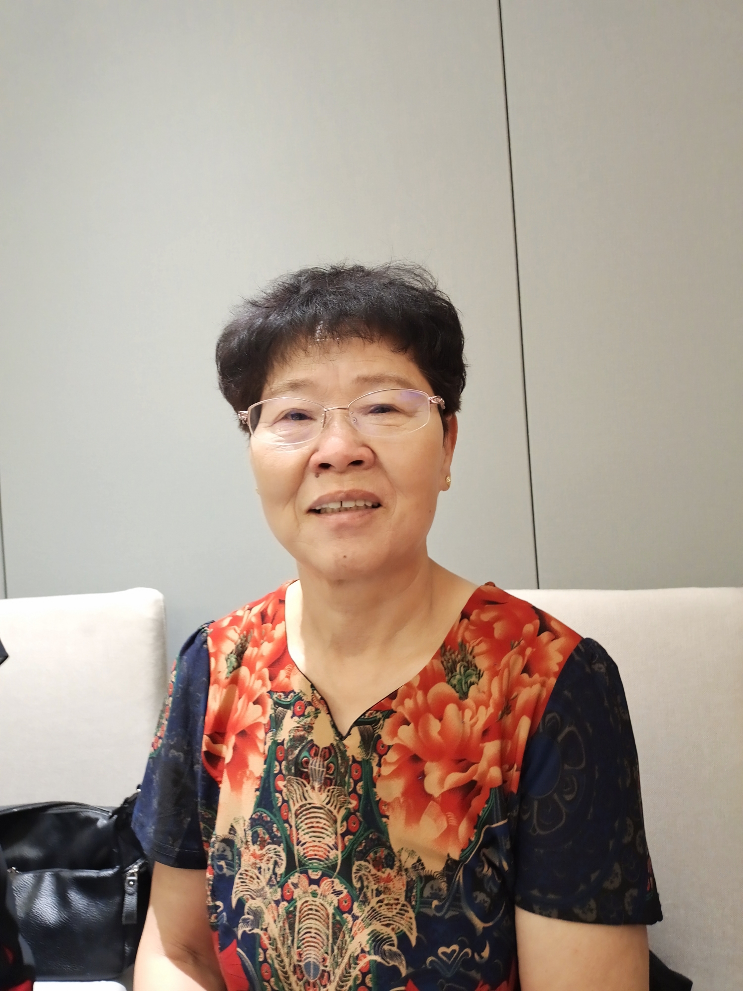 大家好,我是朱美华嗯嗯!大家好,我是张洪文嗯嗯!大家好,我是元策嗯嗯!