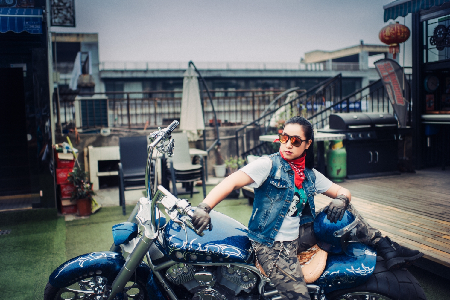 一场意外的飙车比赛,首先到达终点骑手,这个人,骑着哈雷,却是一朵玫瑰