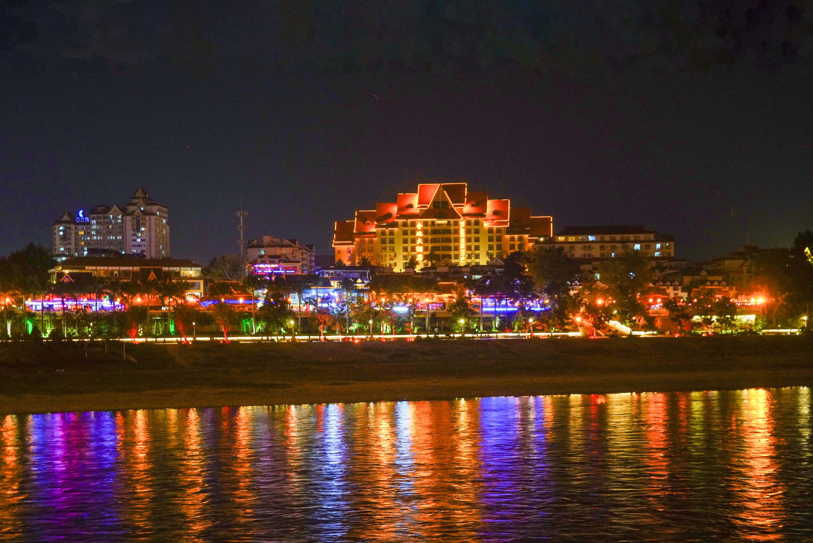 游艇观澜沧江夜色