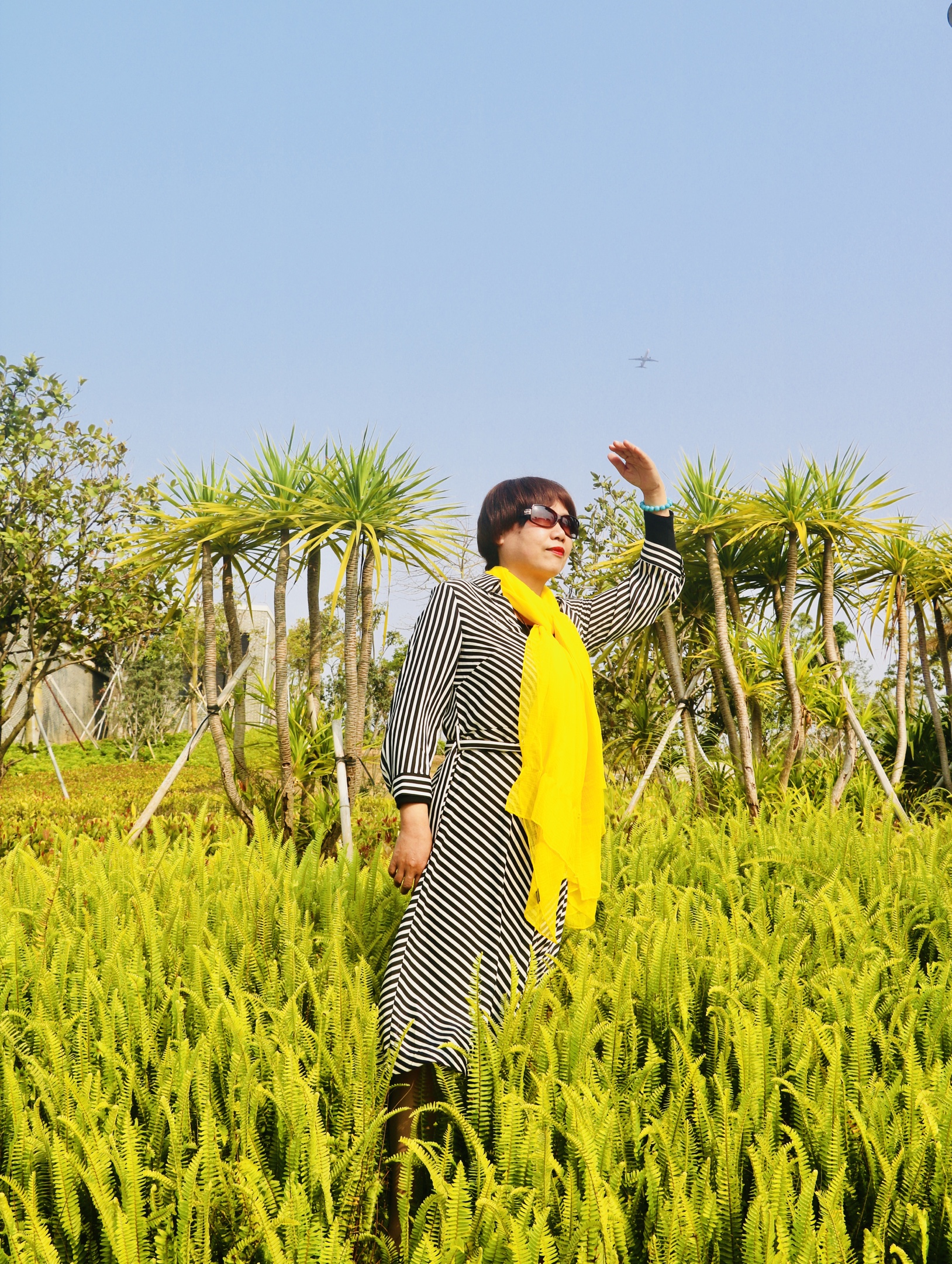 手搭凉棚,在看啥呢!