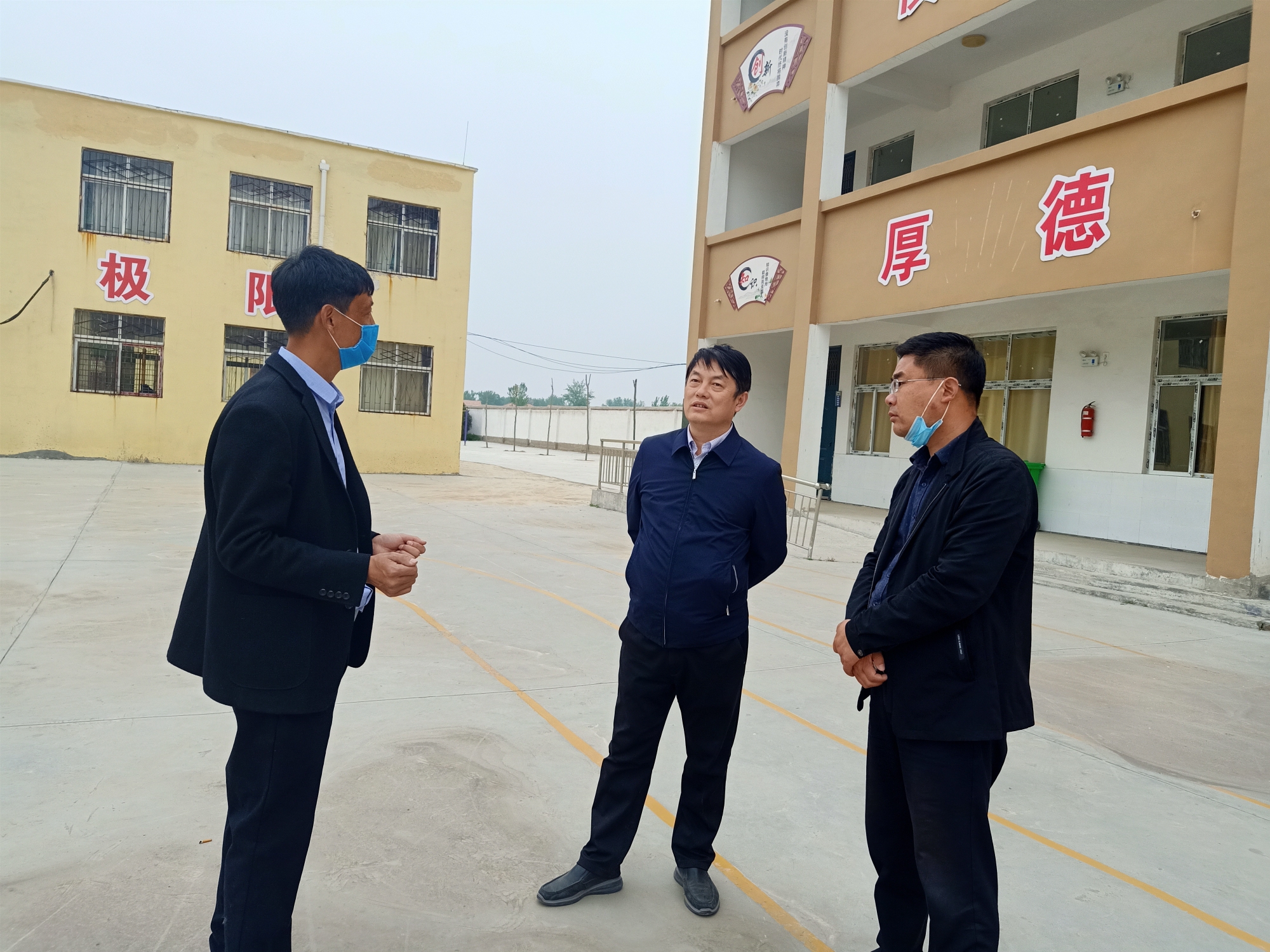 百年大计教育为本淮阳区教体局井局长一行六人到朱集乡进行教育工作