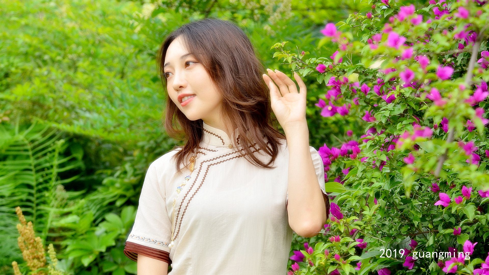 能在一丝一毫间诠释出女人万种风情,千种姿态,百般风韵