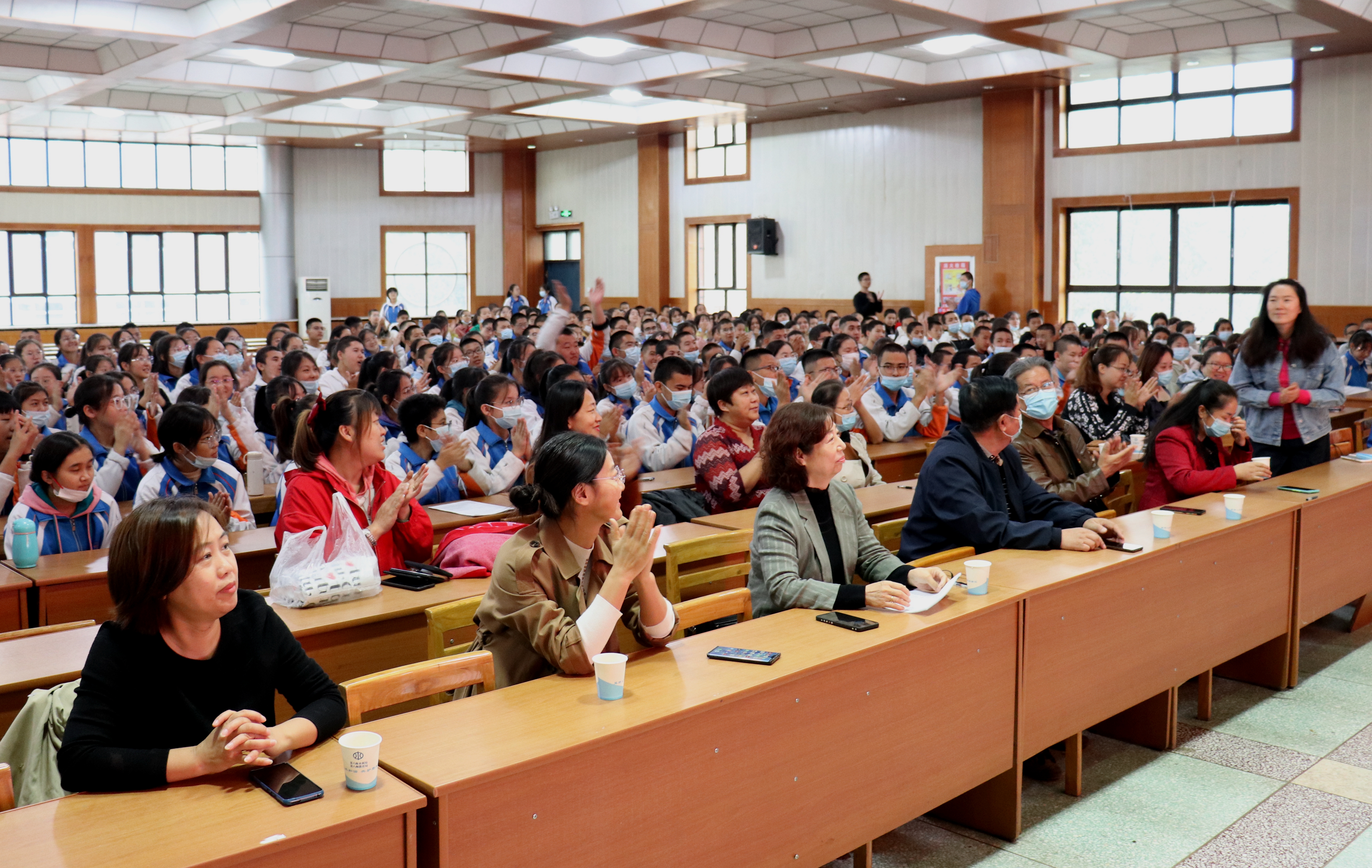 金秋十月丹桂飘香八中校园诵歌飞扬石河子第八中学迎国庆讲演比赛