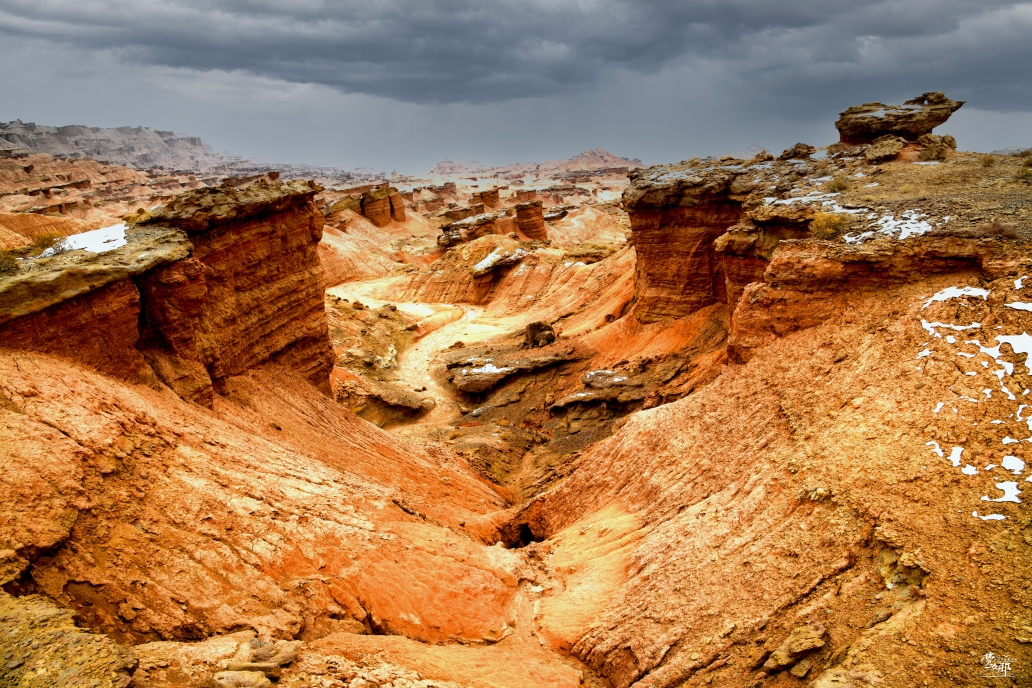 之间的红石林景区,12点到达全域旅游观光点,展现在我眼眸:由剥蚀,风蚀