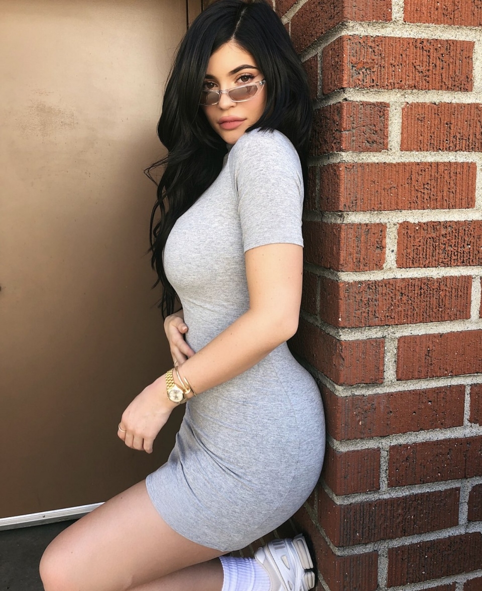 jennr是世界上最性感的女人之一,成为1亿粉丝完美的身材模板