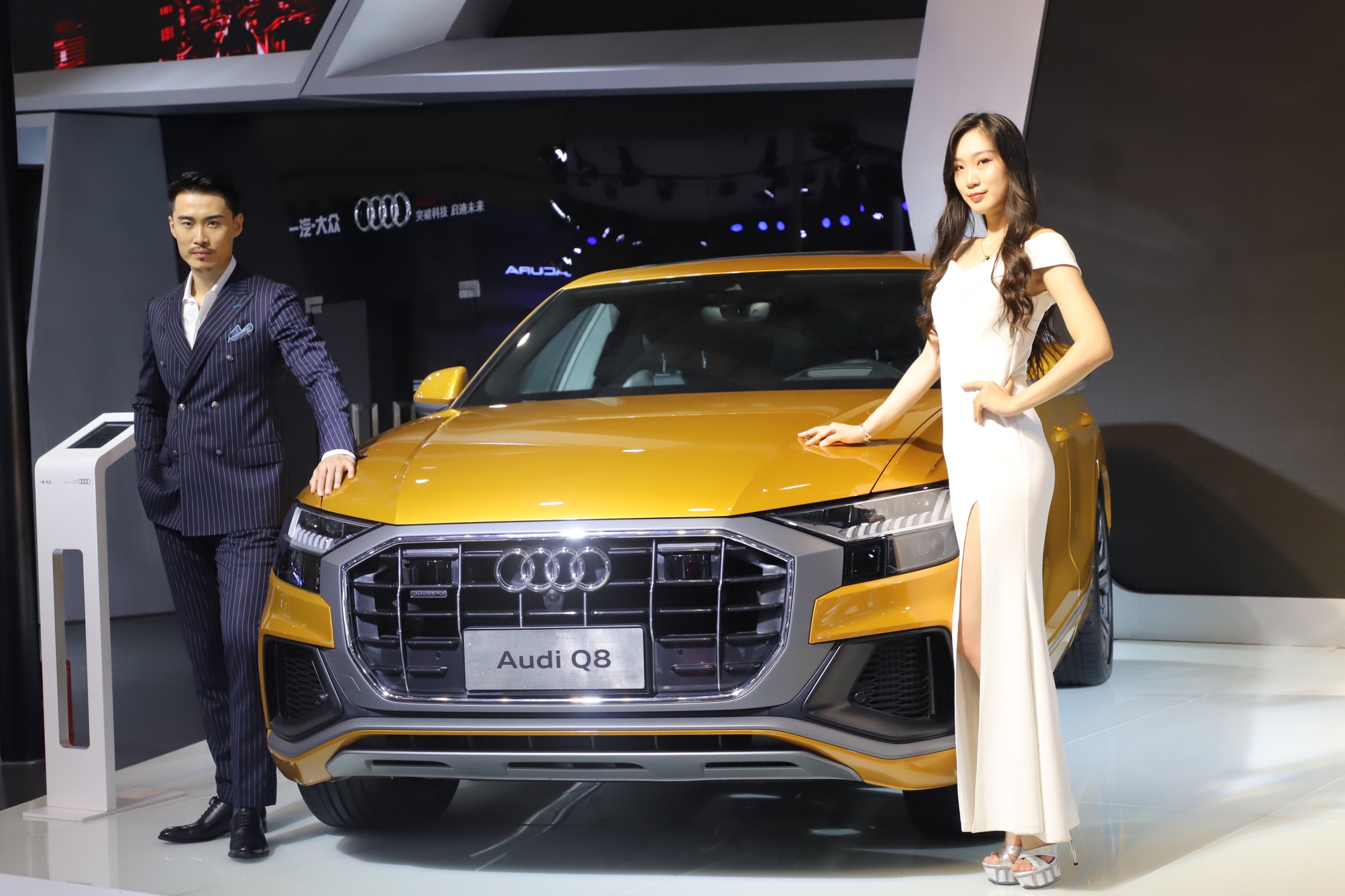 中国五大车展之一,青岛第十九届国际车展,漂亮的男女模特展示.