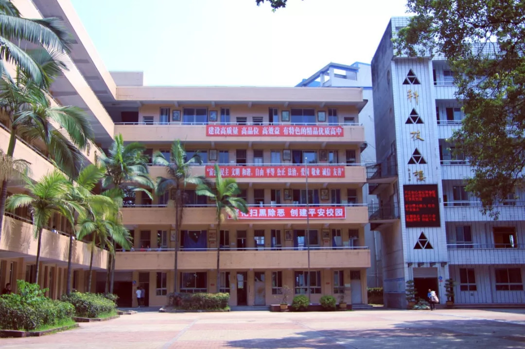 草庐旧址,新学应时而立,有诗圣杜甫一袭清风满堂;草堂高中,继巨擘沫若