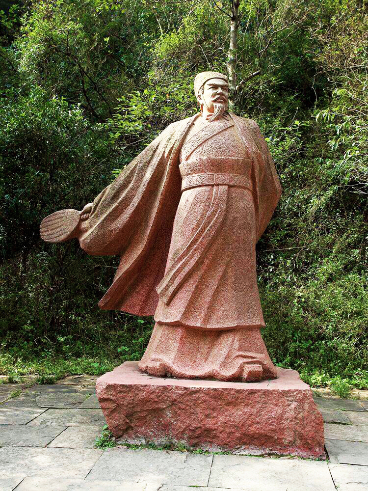 诸葛亮塑像刘备塑像关楼远眺剑门关北边,关外地势险要,易守难攻关楼