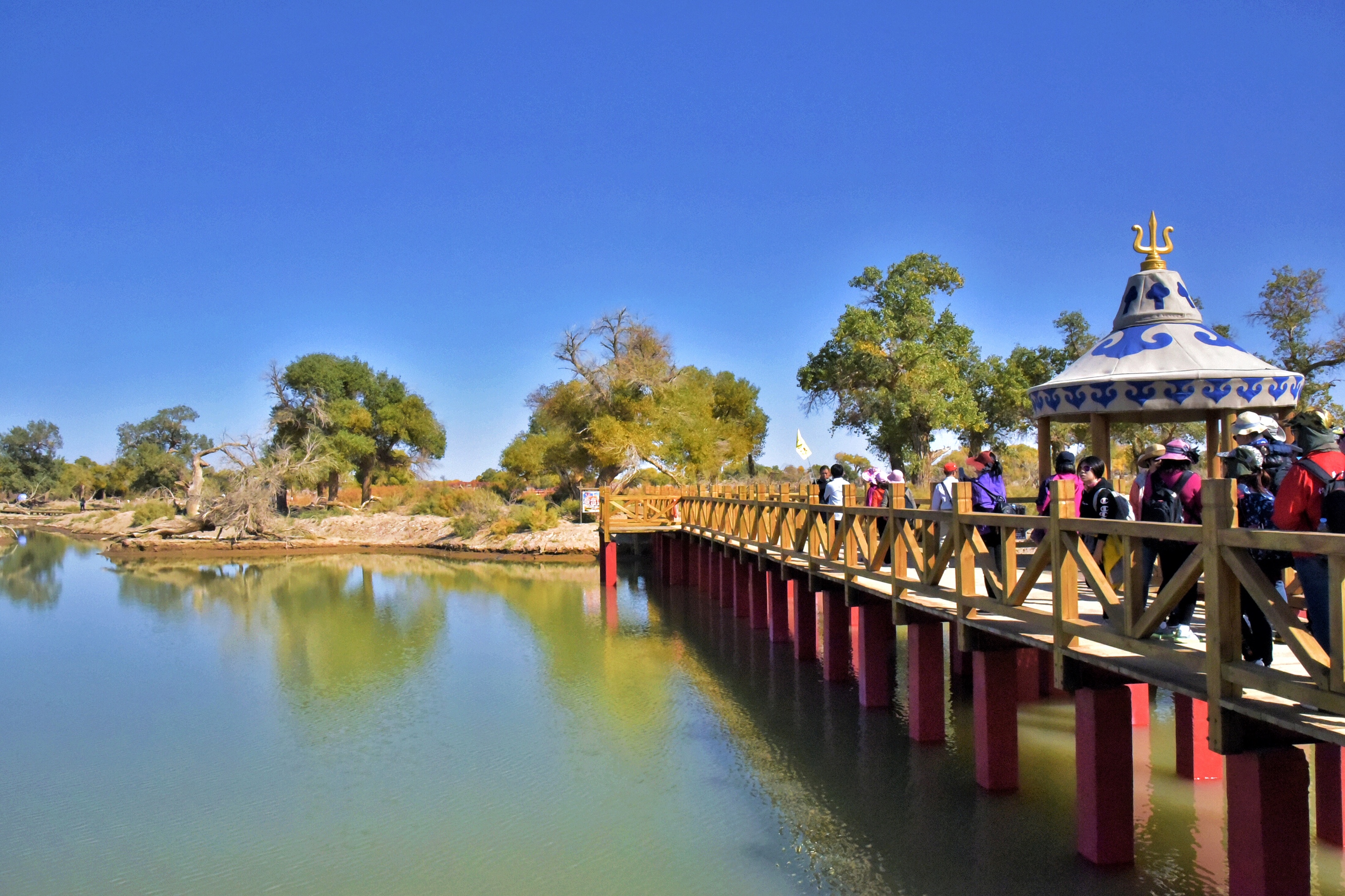 黑城弱水胡杨风景区是国家级aaaa旅游景区,位于内蒙古自治区阿拉善盟