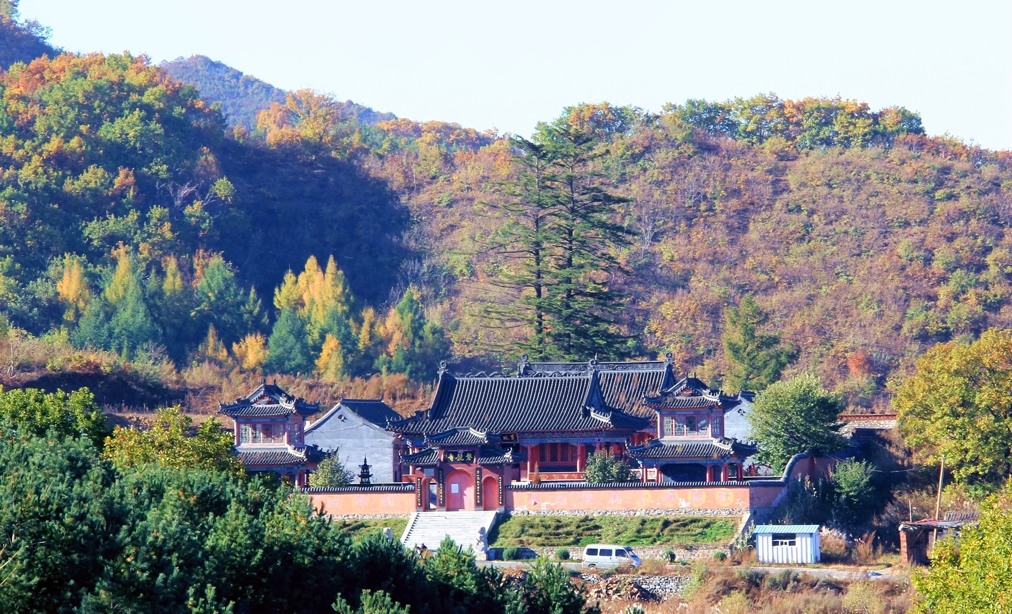 连山关镇秋色山中寺庙连山关镇秋色群山绵延起伏五女山顶俯瞰群山五女
