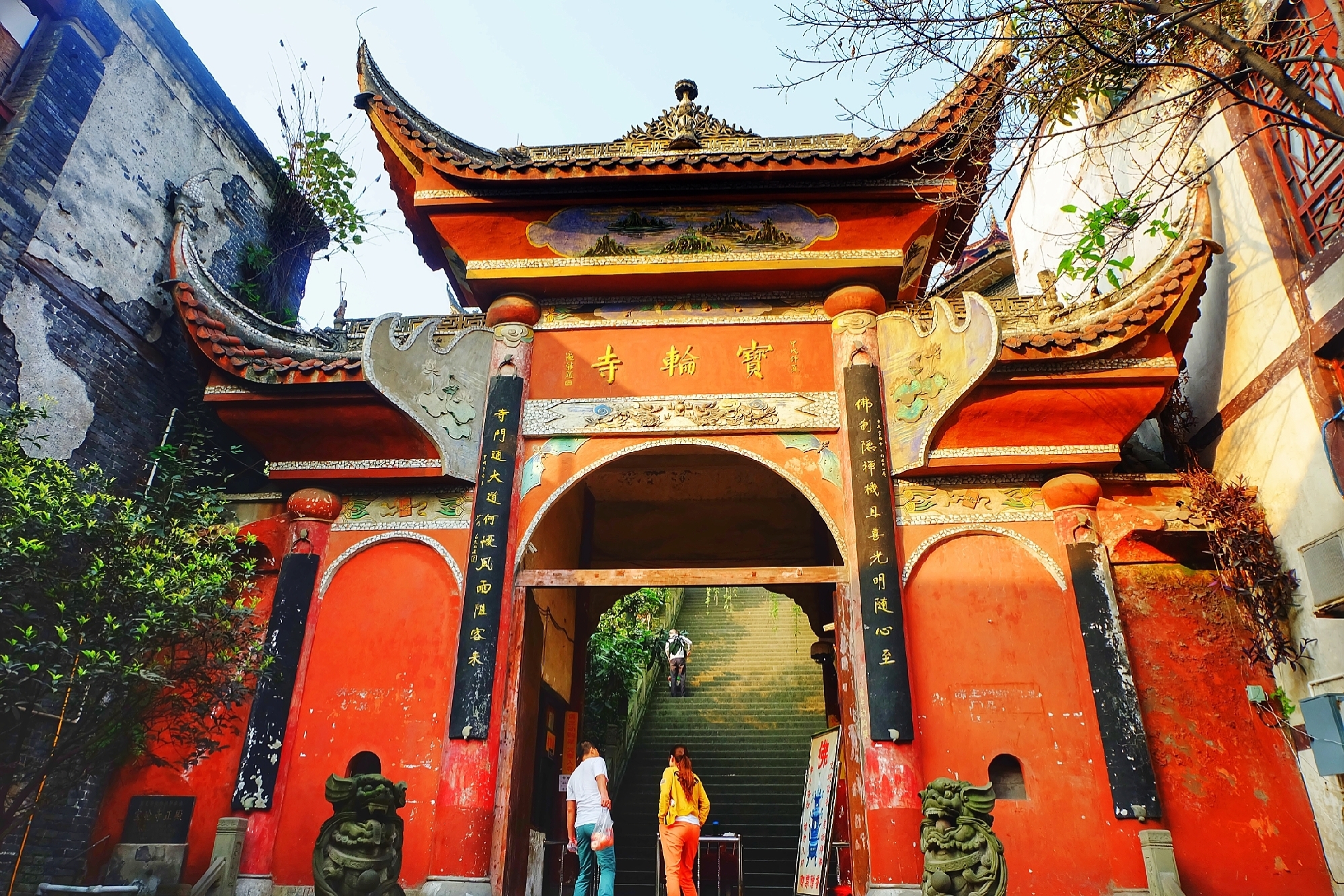 磁器口里有一个香火很旺的寺庙叫做宝轮寺.