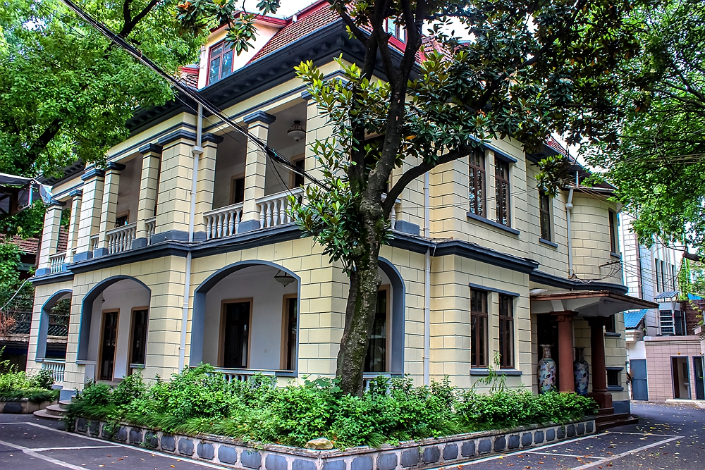 愚园路 608弄81号,是现当代工笔画家华三川旧居,华三川曾担任中国美协